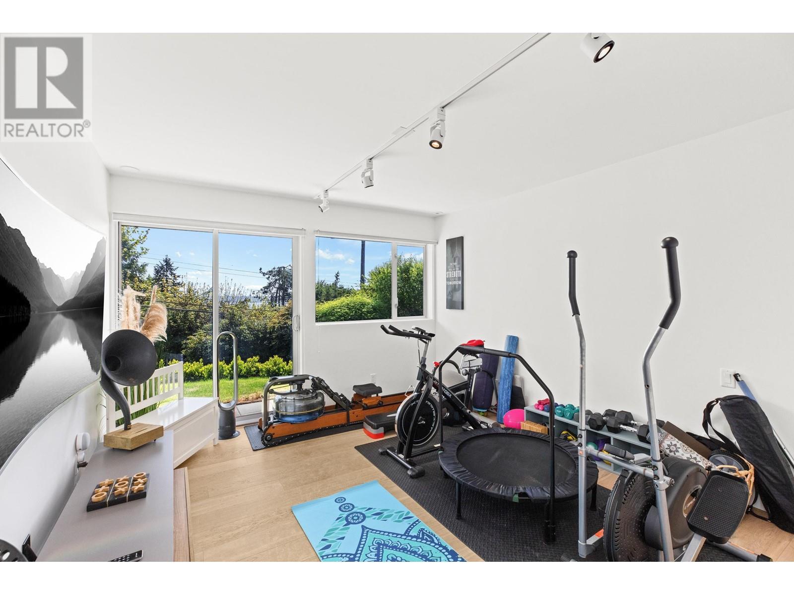 4045 BAYRIDGE AVENUE, West Vancouver
