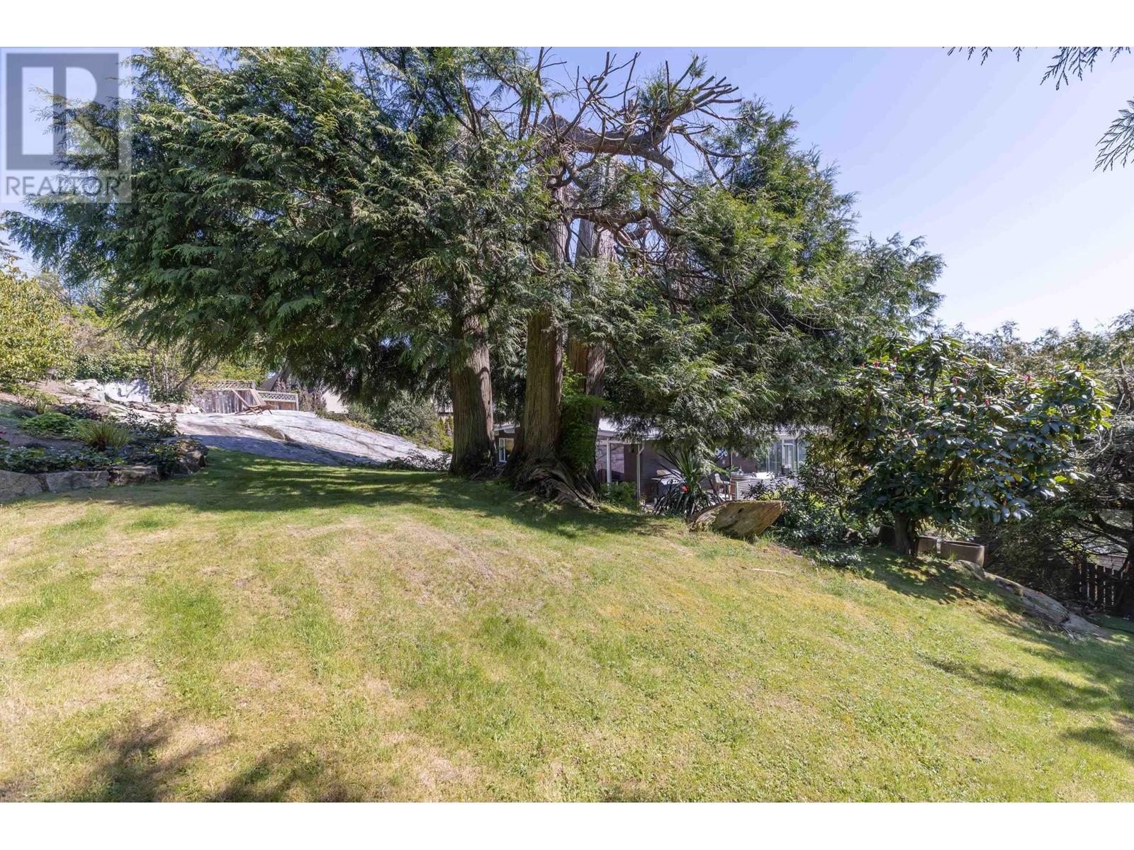 4045 BAYRIDGE AVENUE, West Vancouver