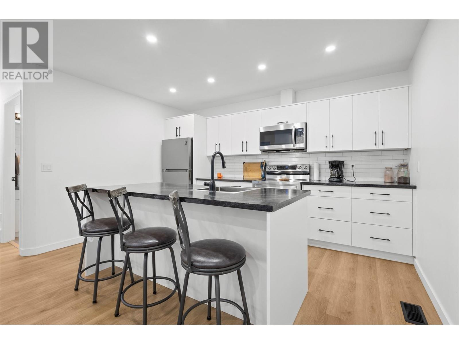 712 Schafer Road, Kelowna