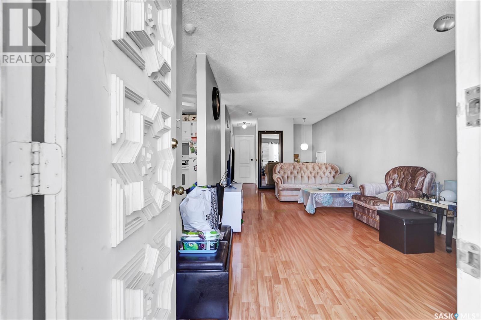 Photo 5 of 132 M Avenue S, Saskatoon SK