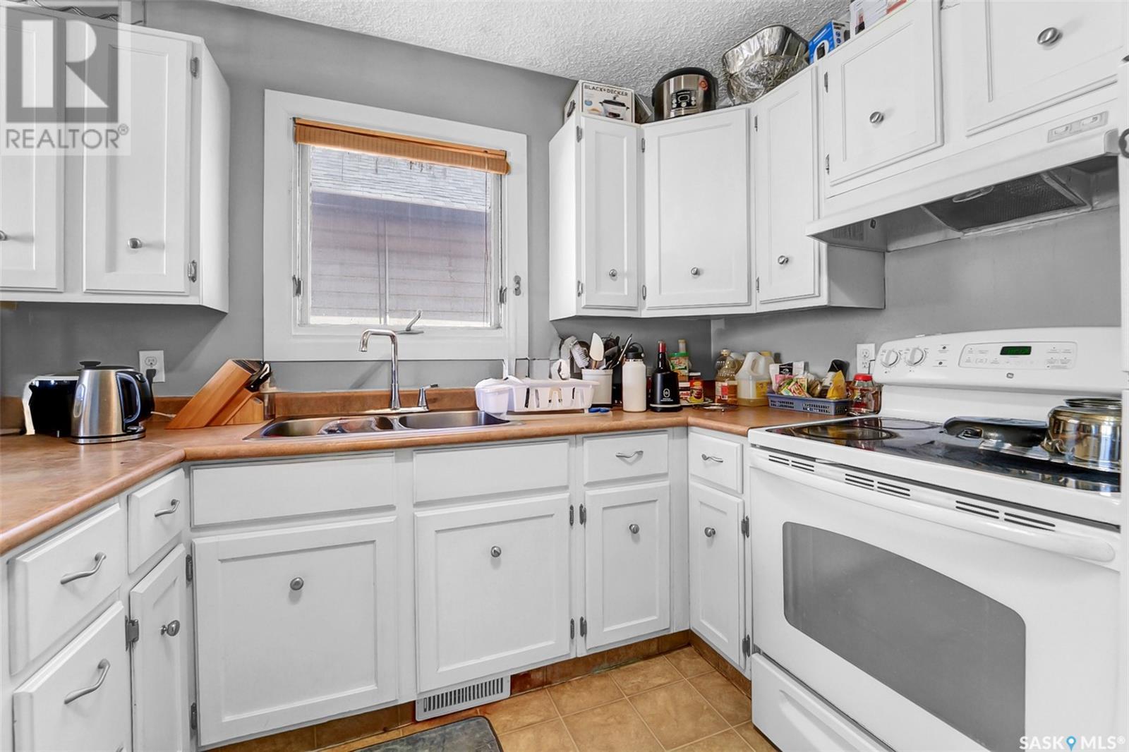 Photo 8 of 132 M Avenue S, Saskatoon SK