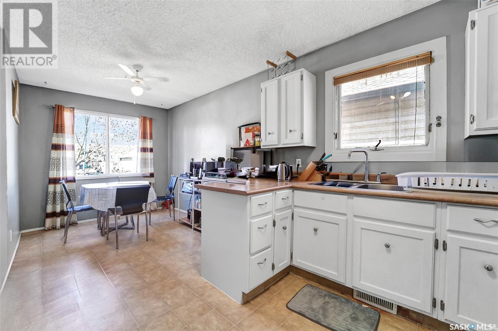 Photo 10 of 132 M Avenue S, Saskatoon SK