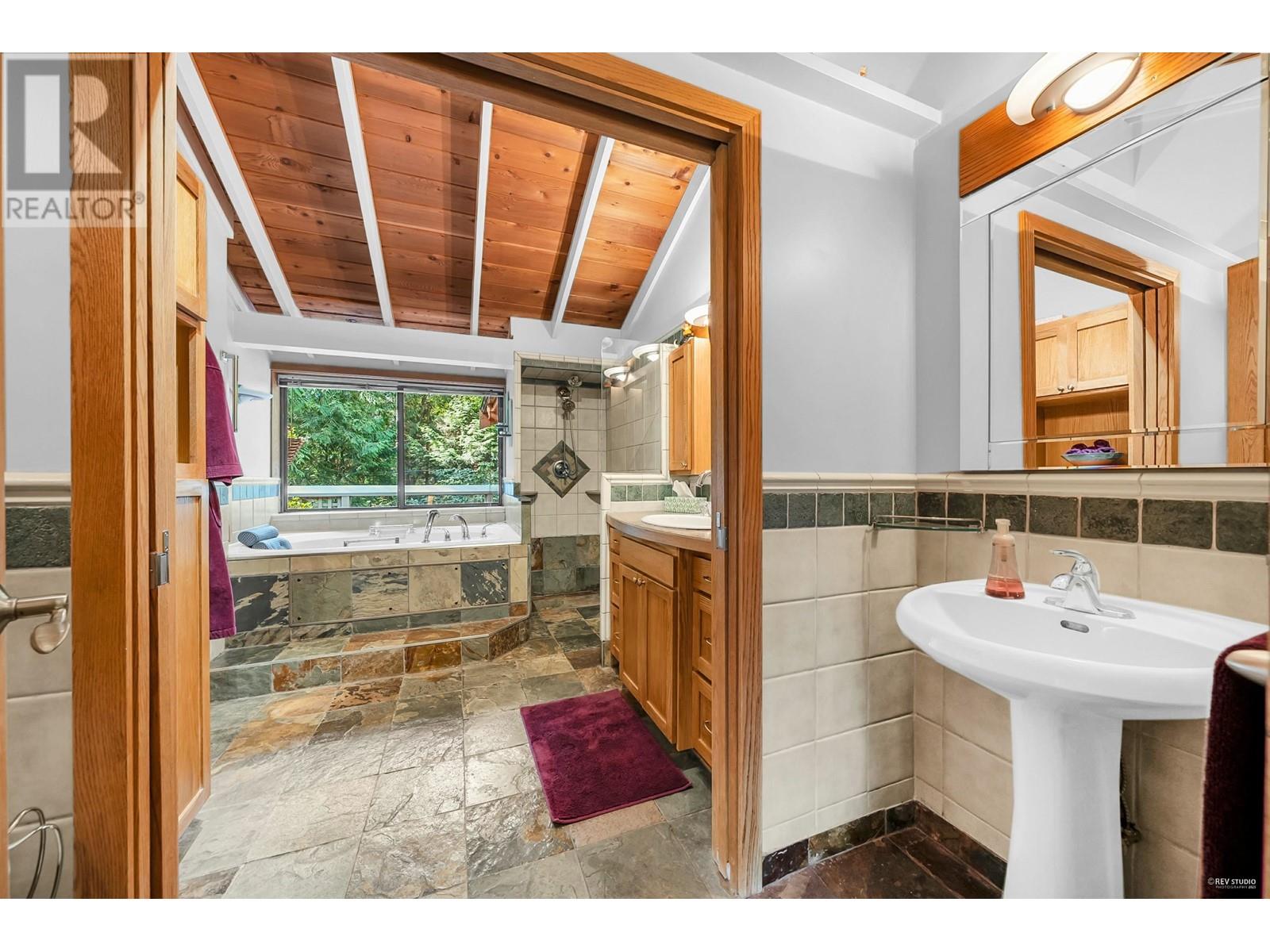 3915 BAYRIDGE PLACE, West Vancouver