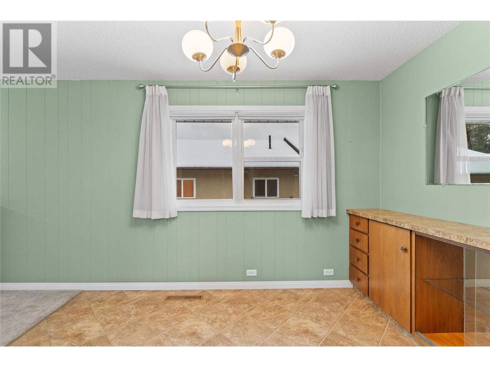 1115 Victoria Road W, Revelstoke