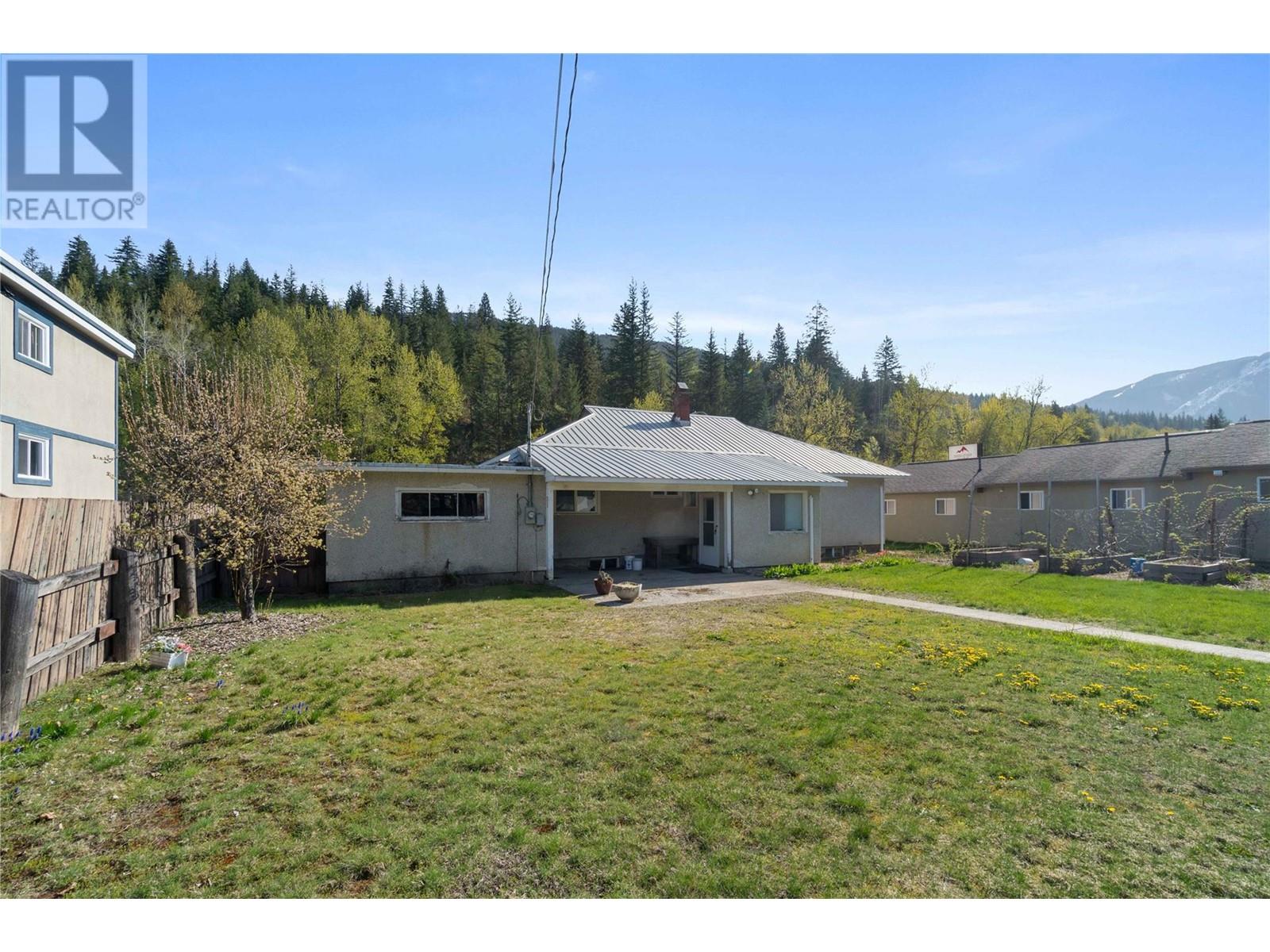 1115 Victoria Road W, Revelstoke