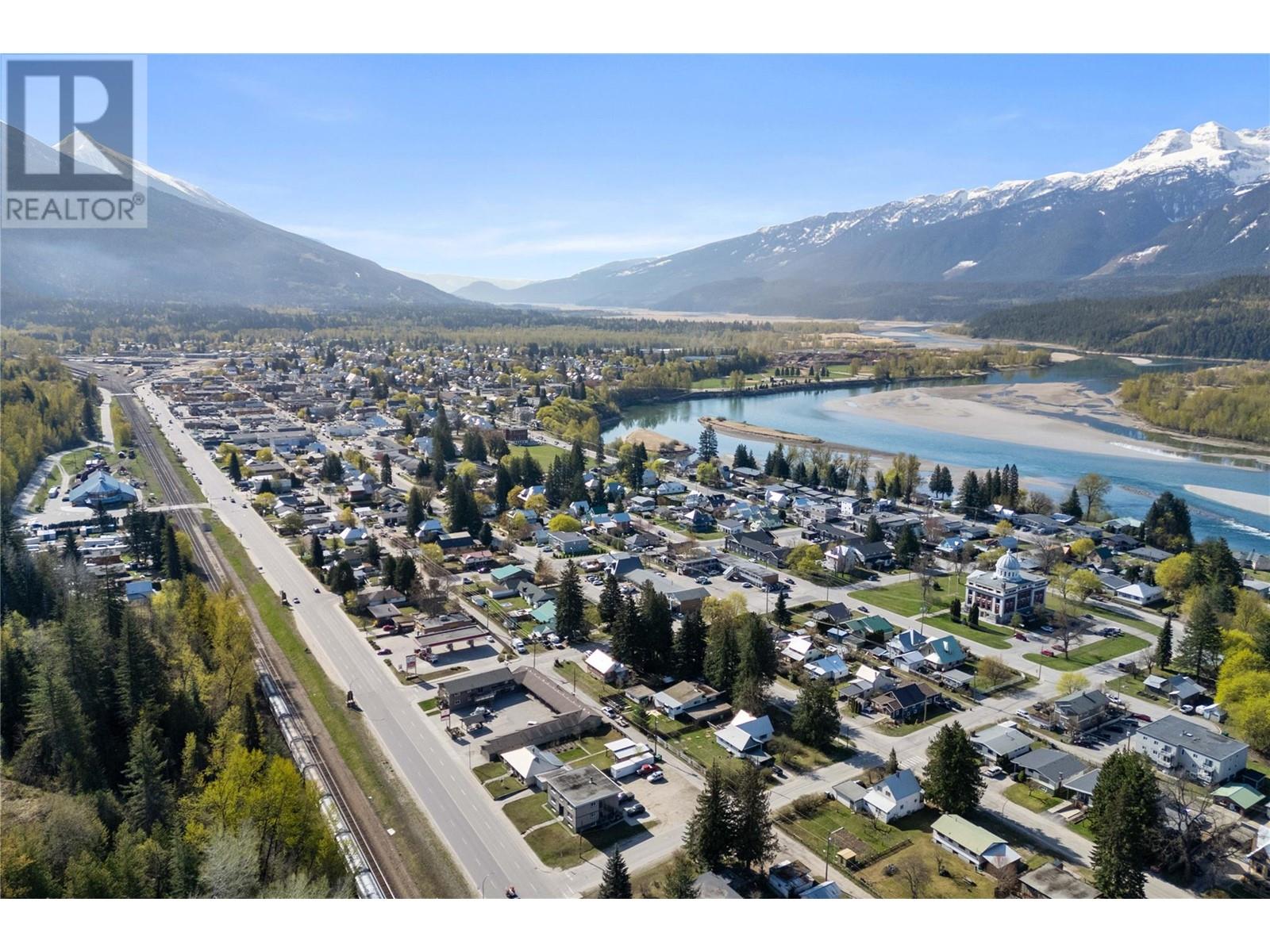 1115 Victoria Road W, Revelstoke