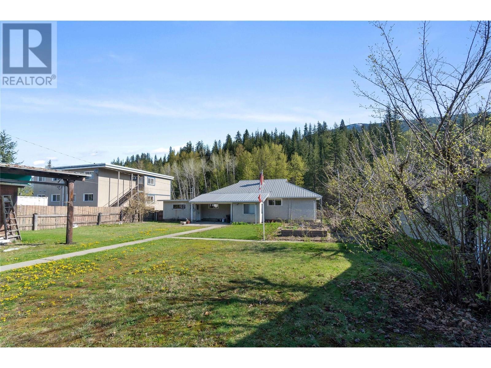 1115 Victoria Road W, Revelstoke