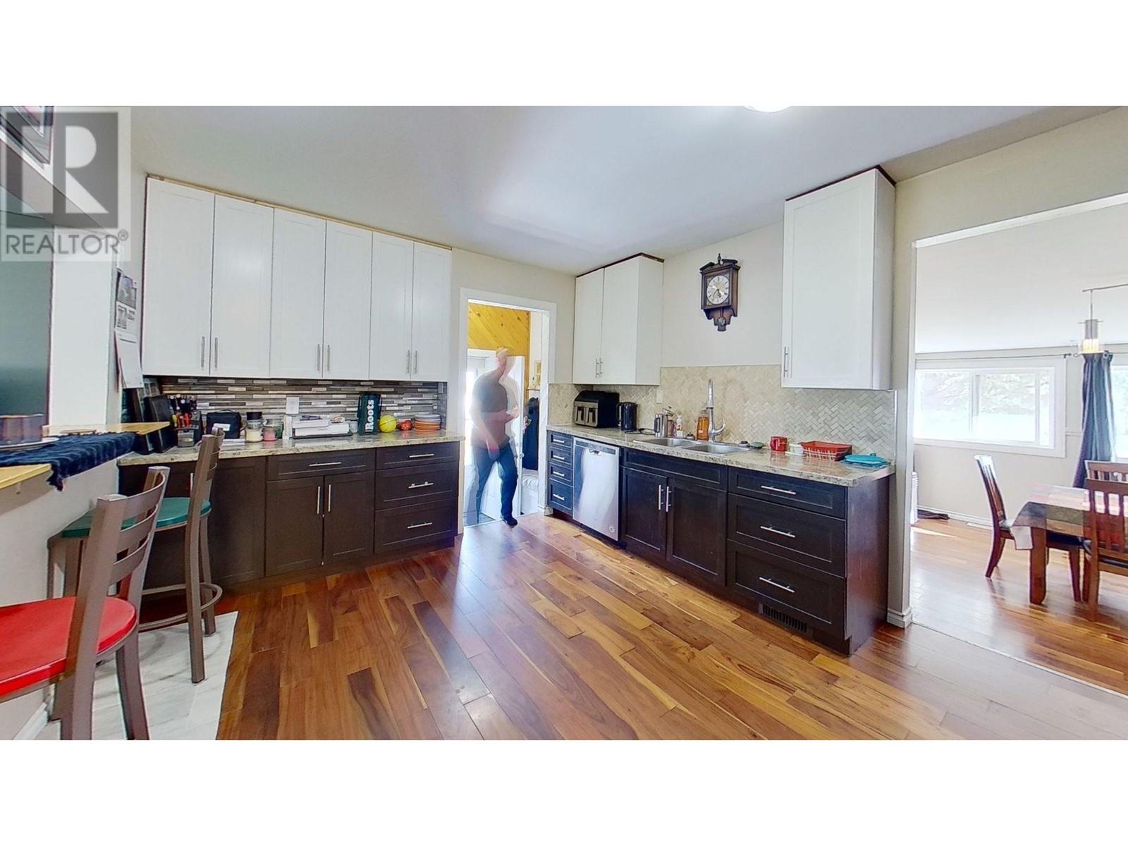 Photo 8 of 8315 94 Avenue, Fort St John BC