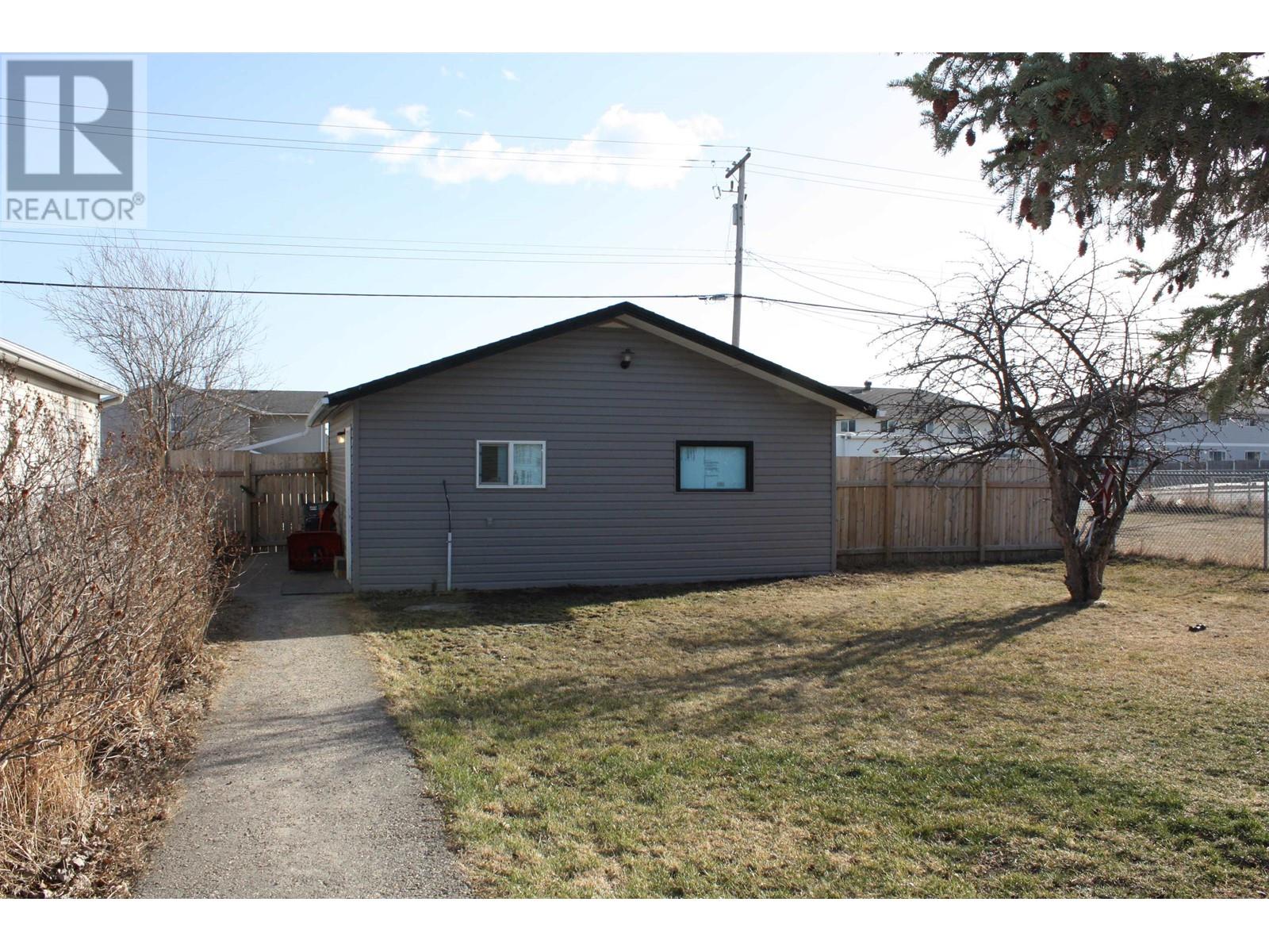 Photo 4 of 8315 94 Avenue, Fort St John BC