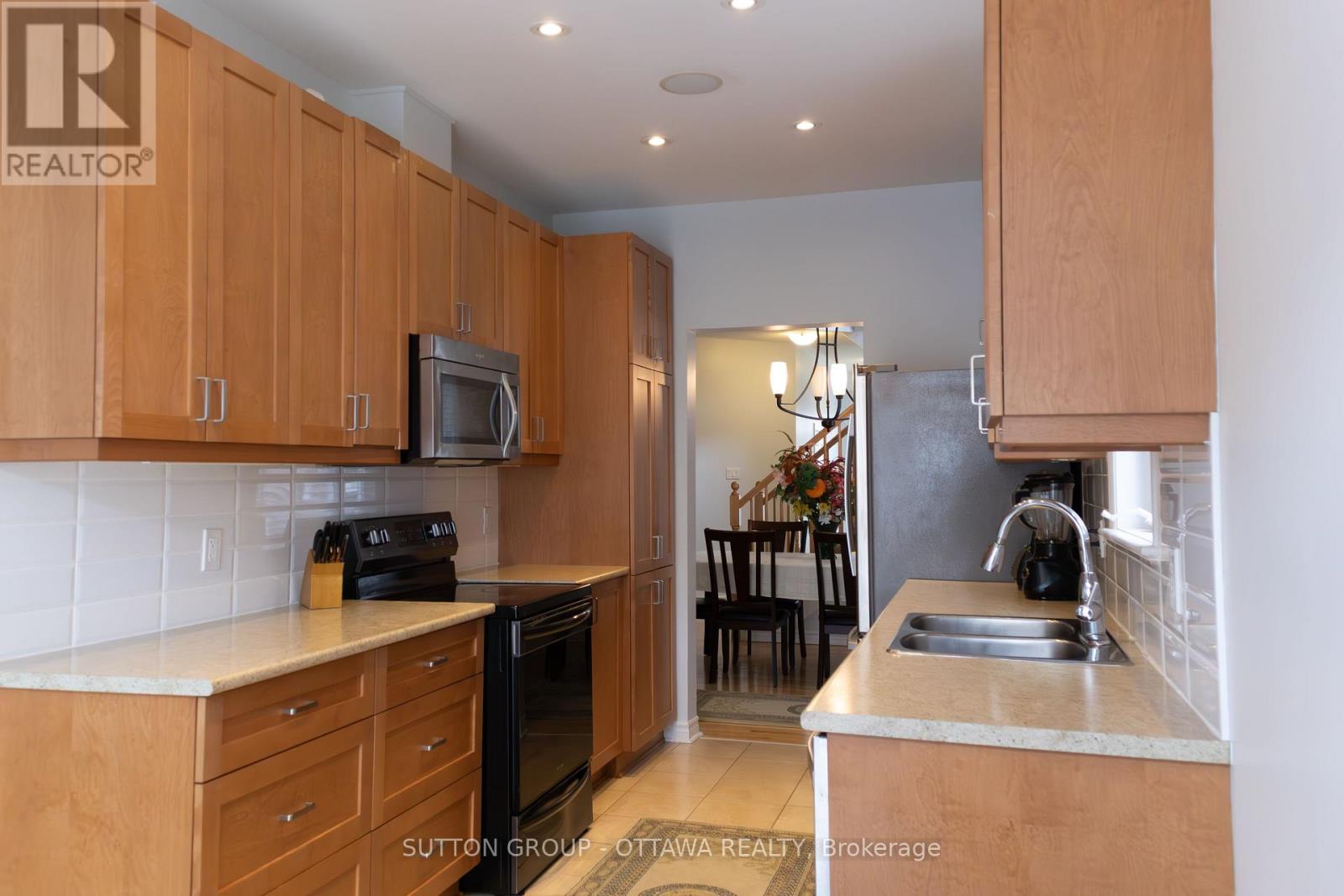 Photo 5 of 654 Moorpark Avenue, Ottawa ON