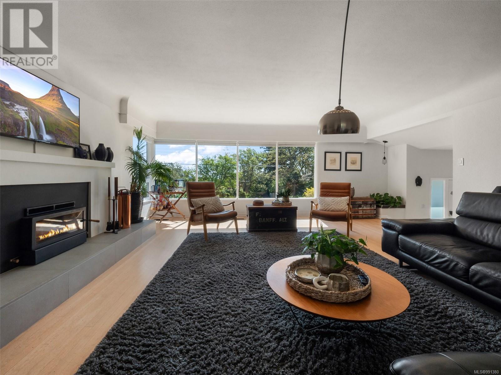 Photo 9 of 3640 Crestview Rd, Oak Bay BC