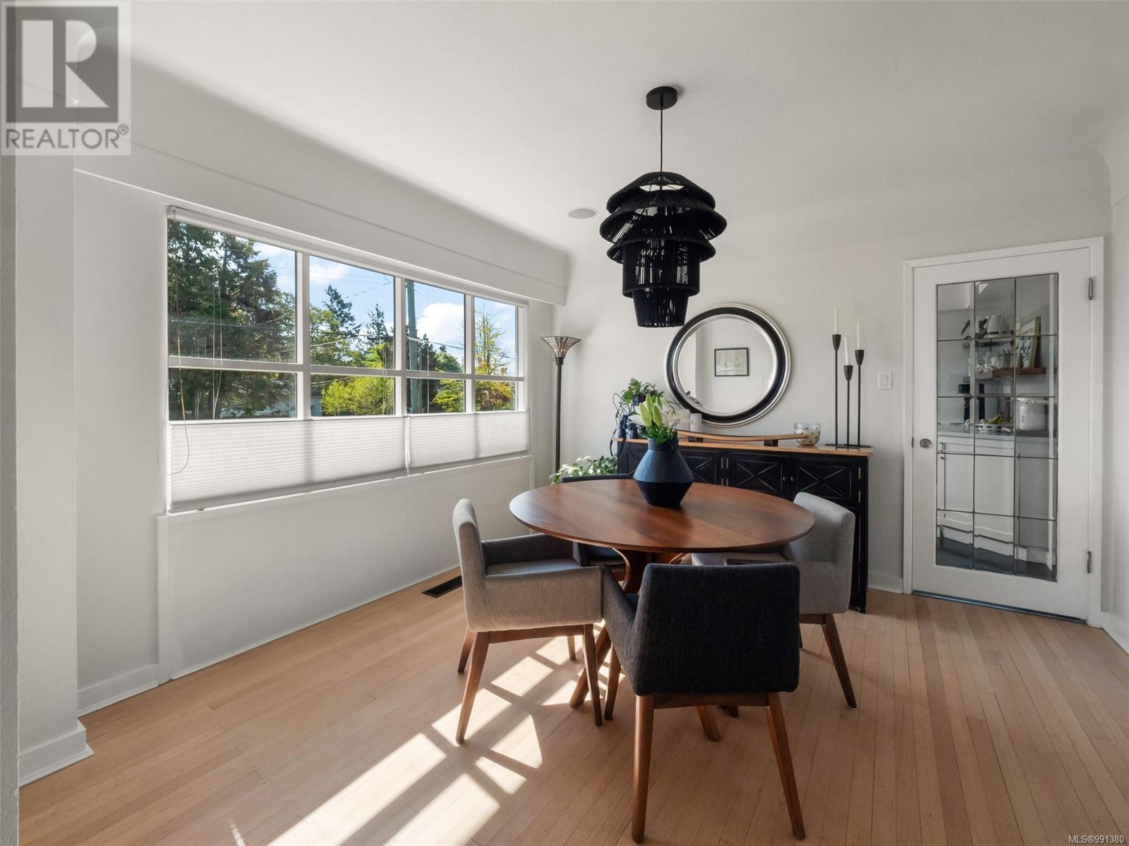 Photo 5 of 3640 Crestview Rd, Oak Bay BC