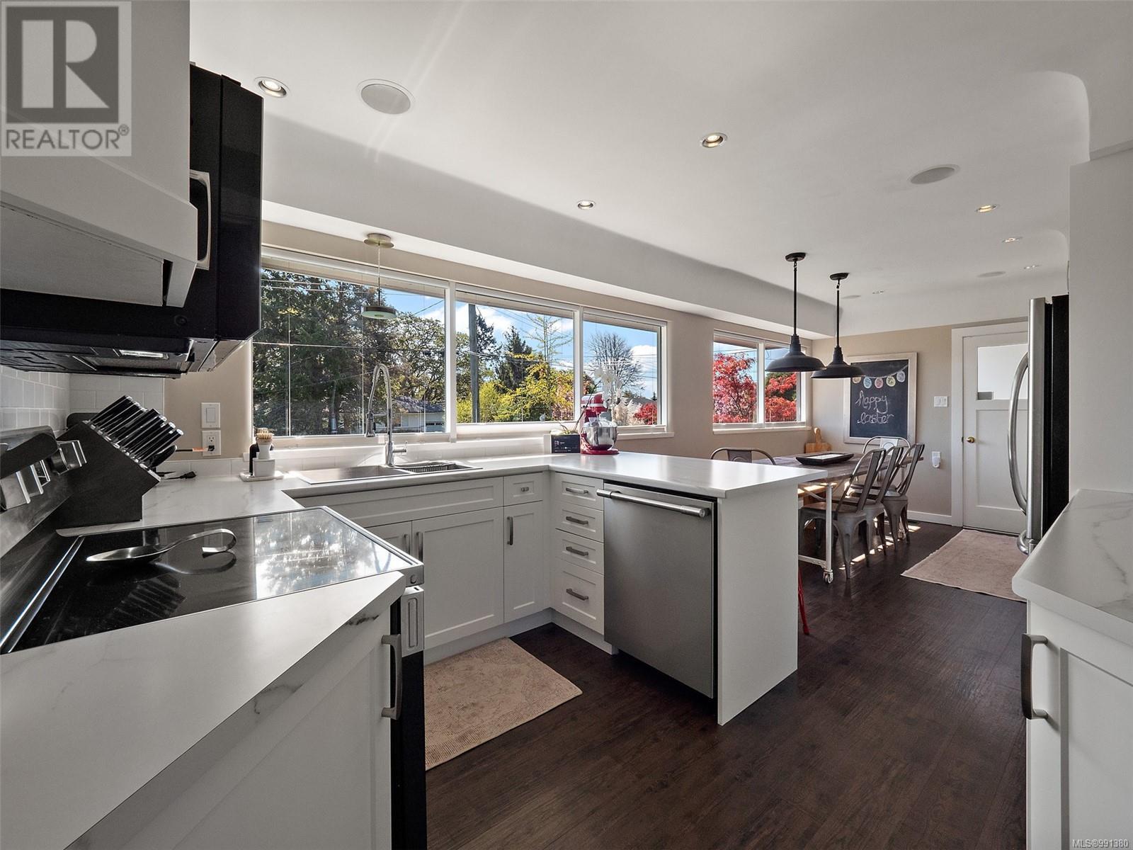 Photo 28 of 3640 Crestview Rd, Oak Bay BC