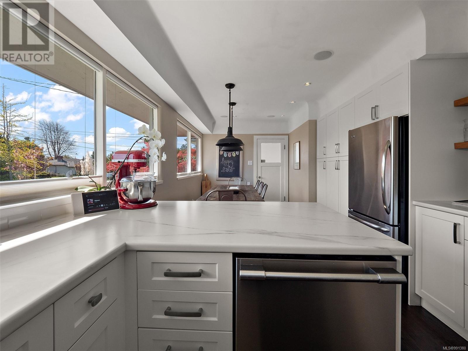 Photo 21 of 3640 Crestview Rd, Oak Bay BC