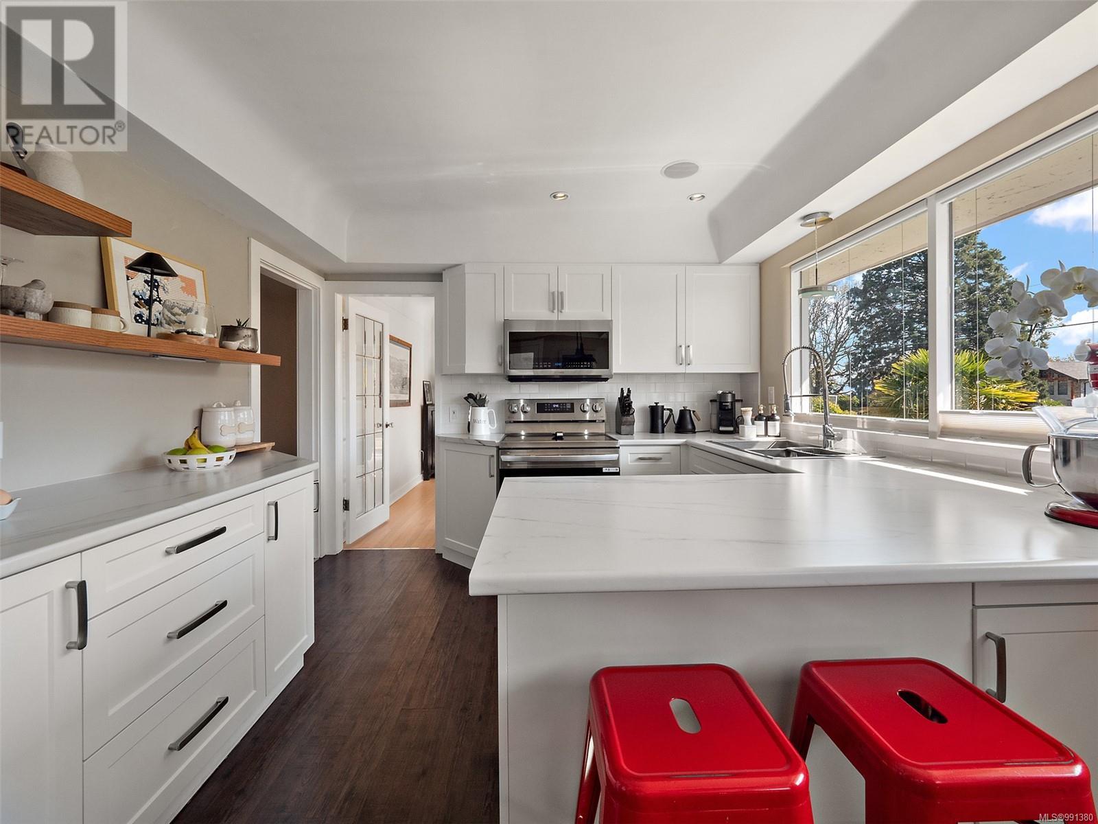 Photo 11 of 3640 Crestview Rd, Oak Bay BC