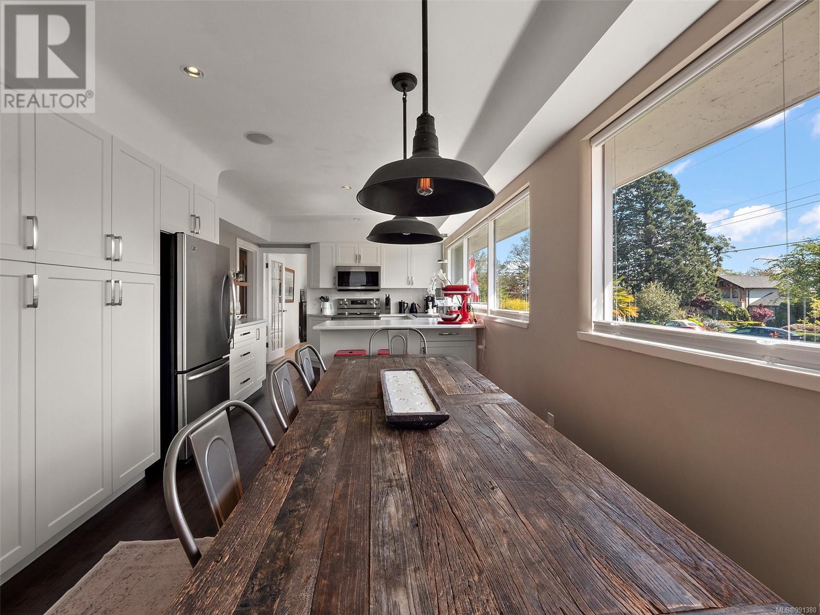 Photo 33 of 3640 Crestview Rd, Oak Bay BC