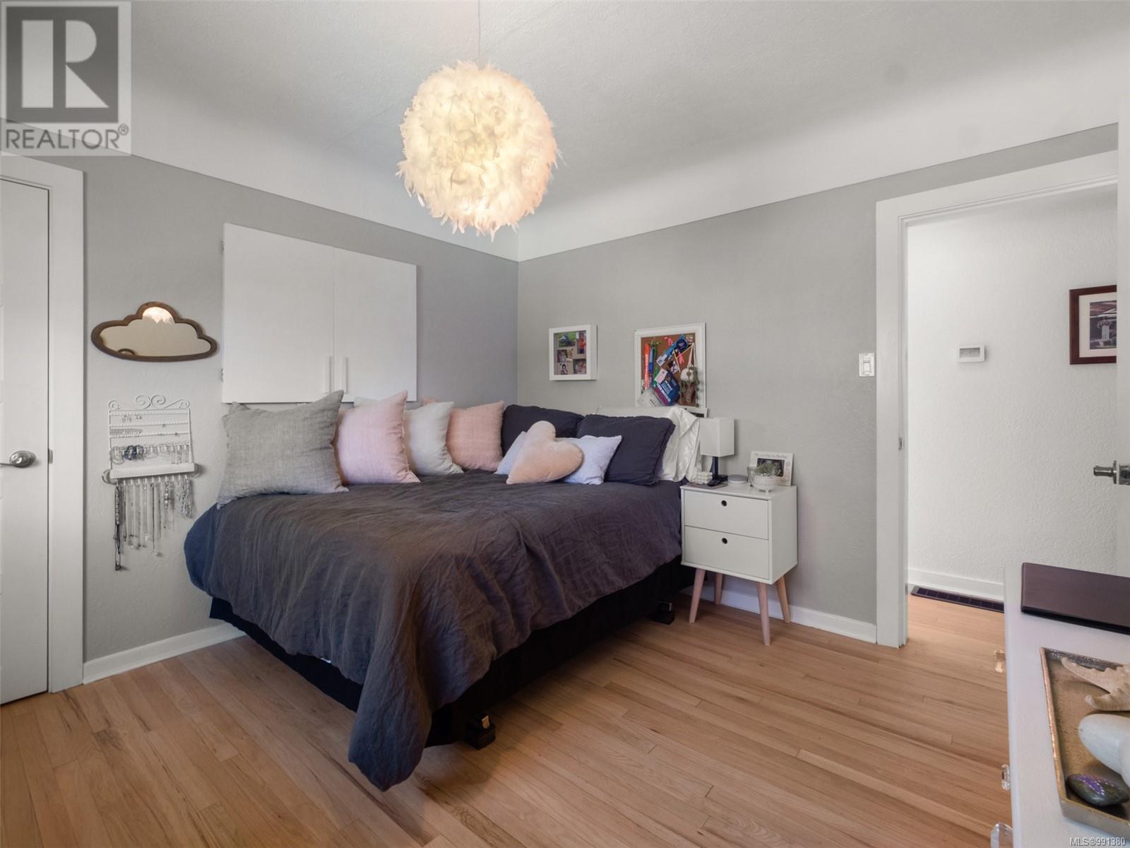 Photo 3 of 3640 Crestview Rd, Oak Bay BC