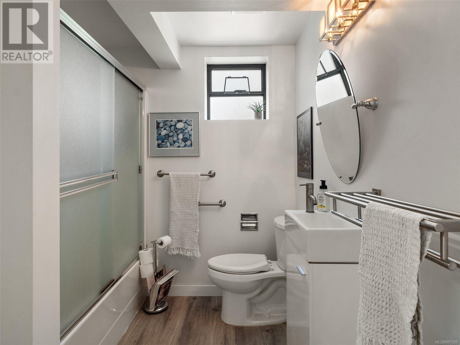 Photo 6 of 3640 Crestview Rd, Oak Bay BC