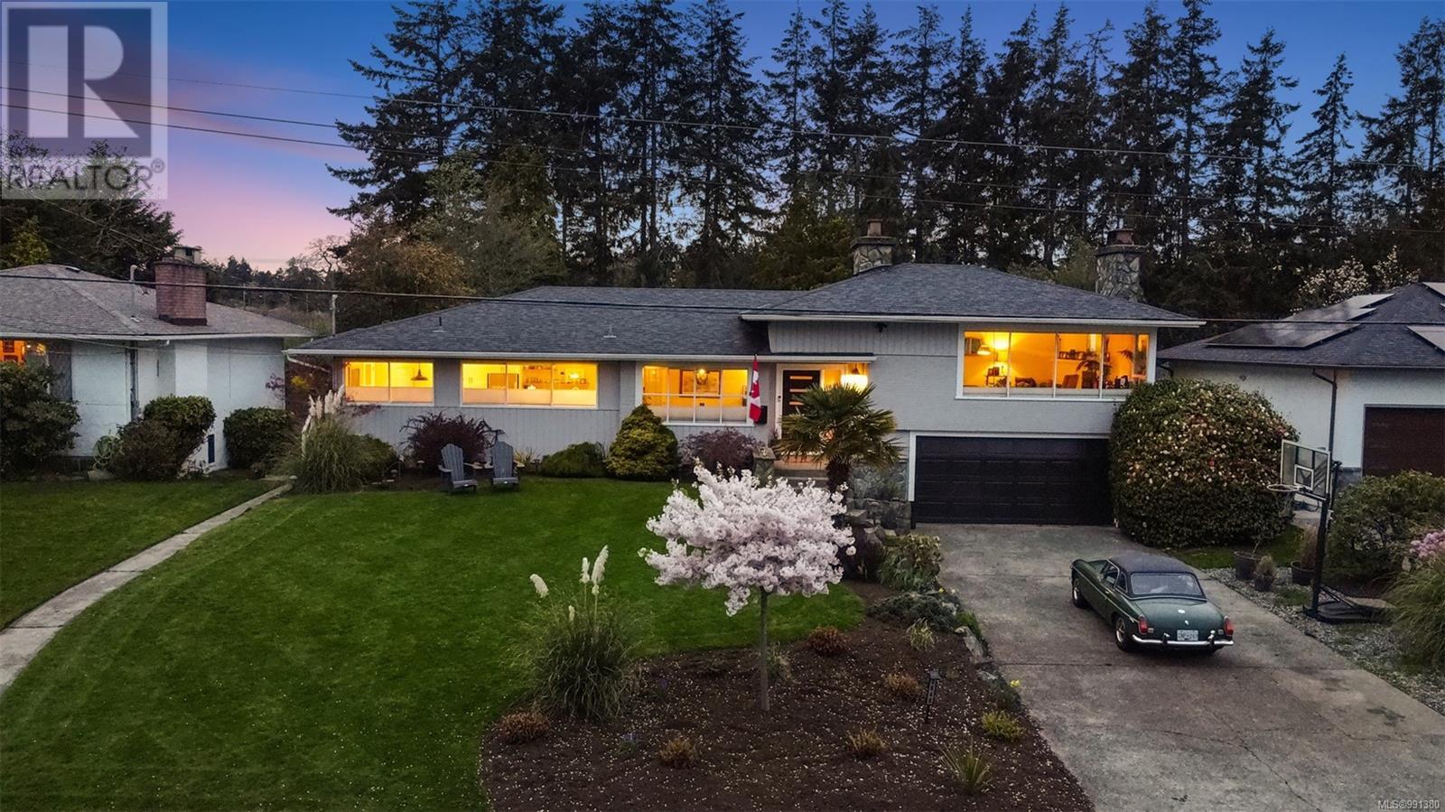 Photo 12 of 3640 Crestview Rd, Oak Bay BC