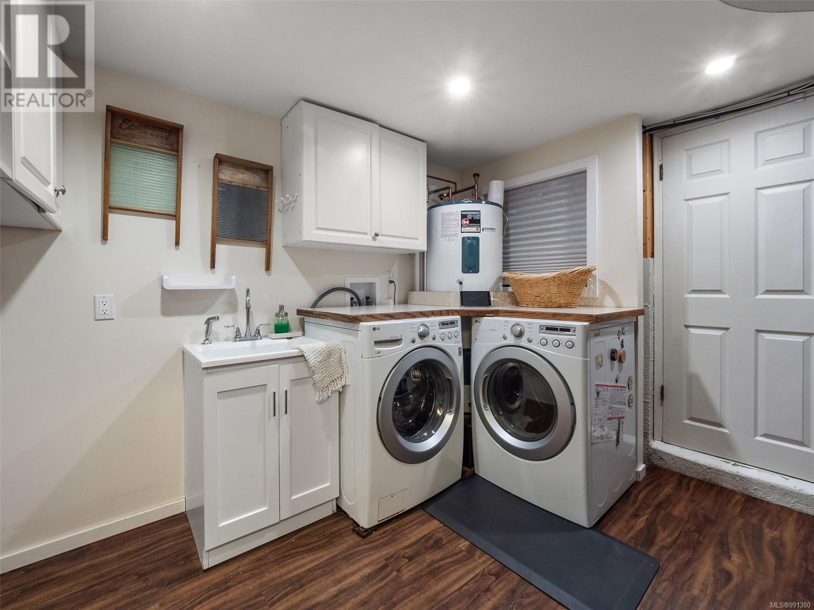Photo 17 of 3640 Crestview Rd, Oak Bay BC