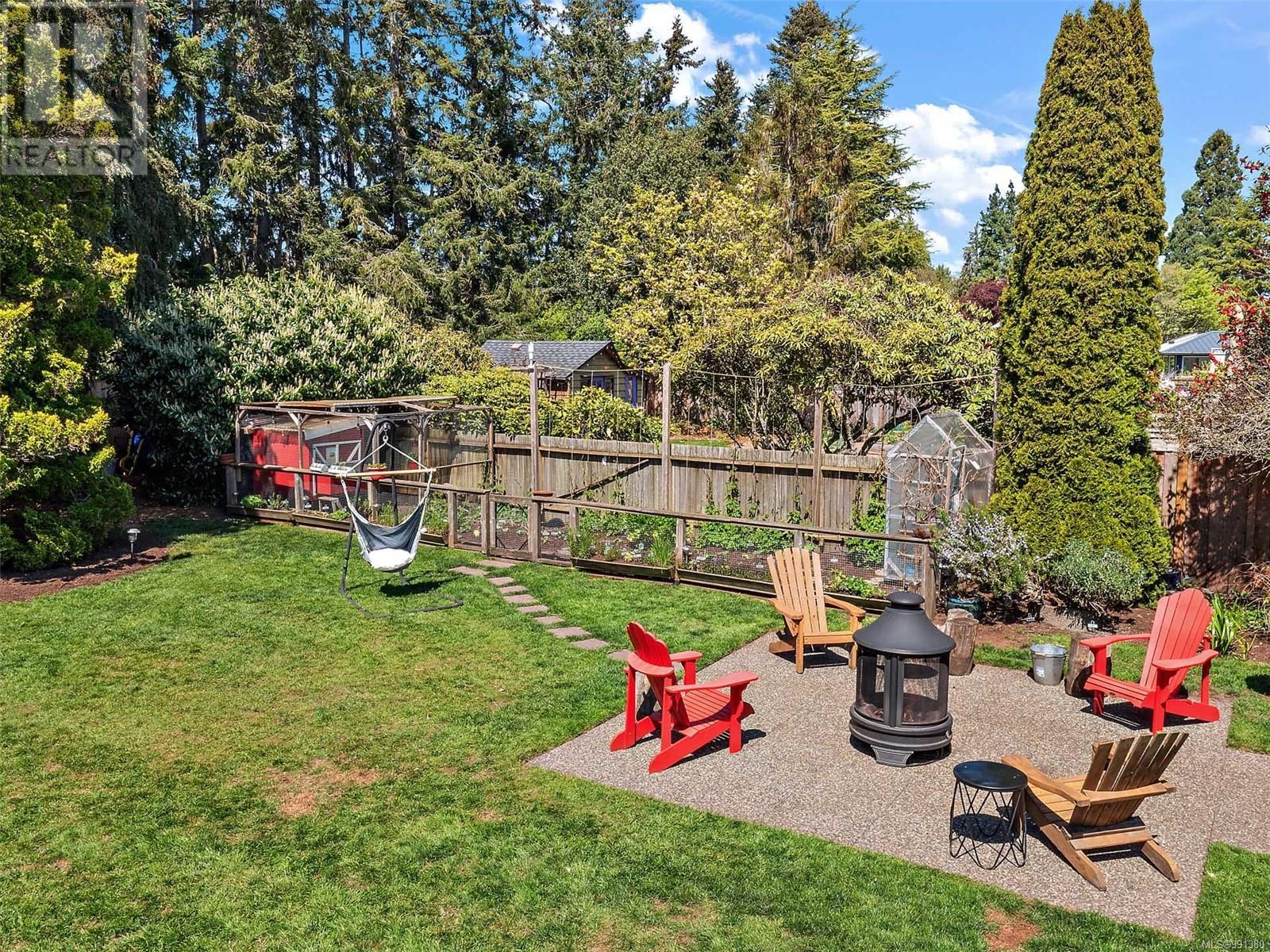 Photo 27 of 3640 Crestview Rd, Oak Bay BC