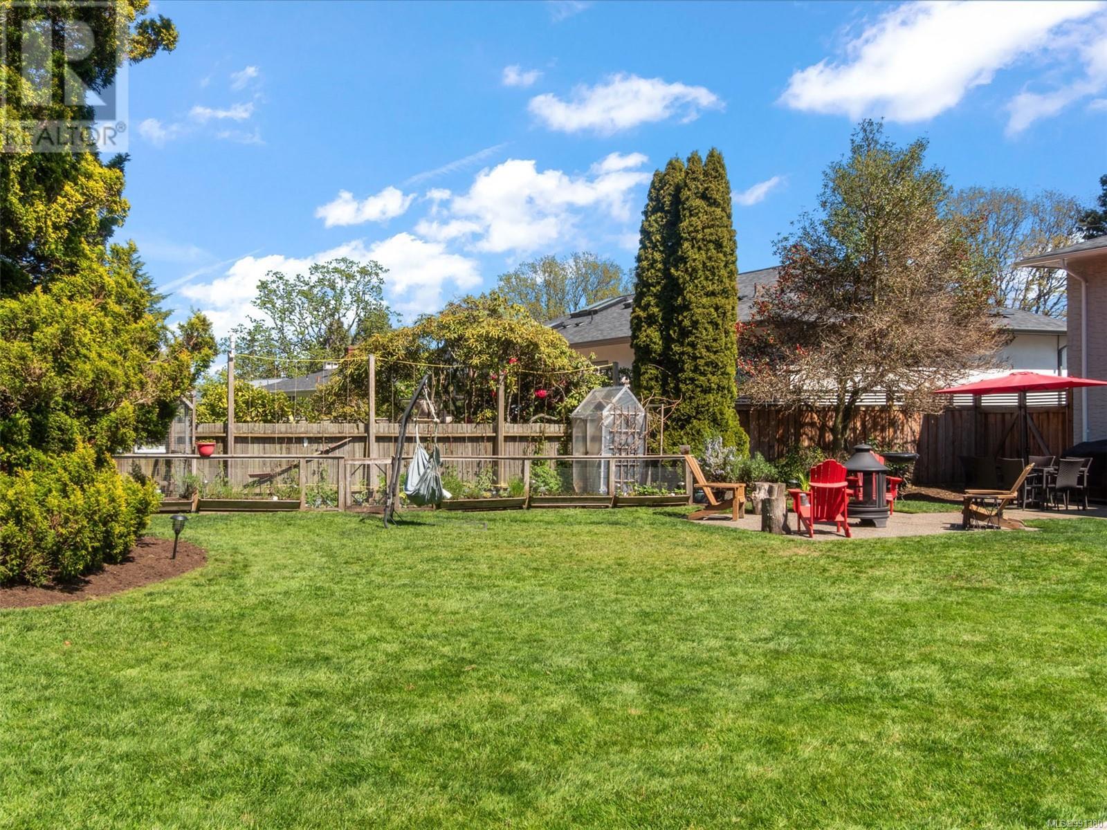 Photo 35 of 3640 Crestview Rd, Oak Bay BC
