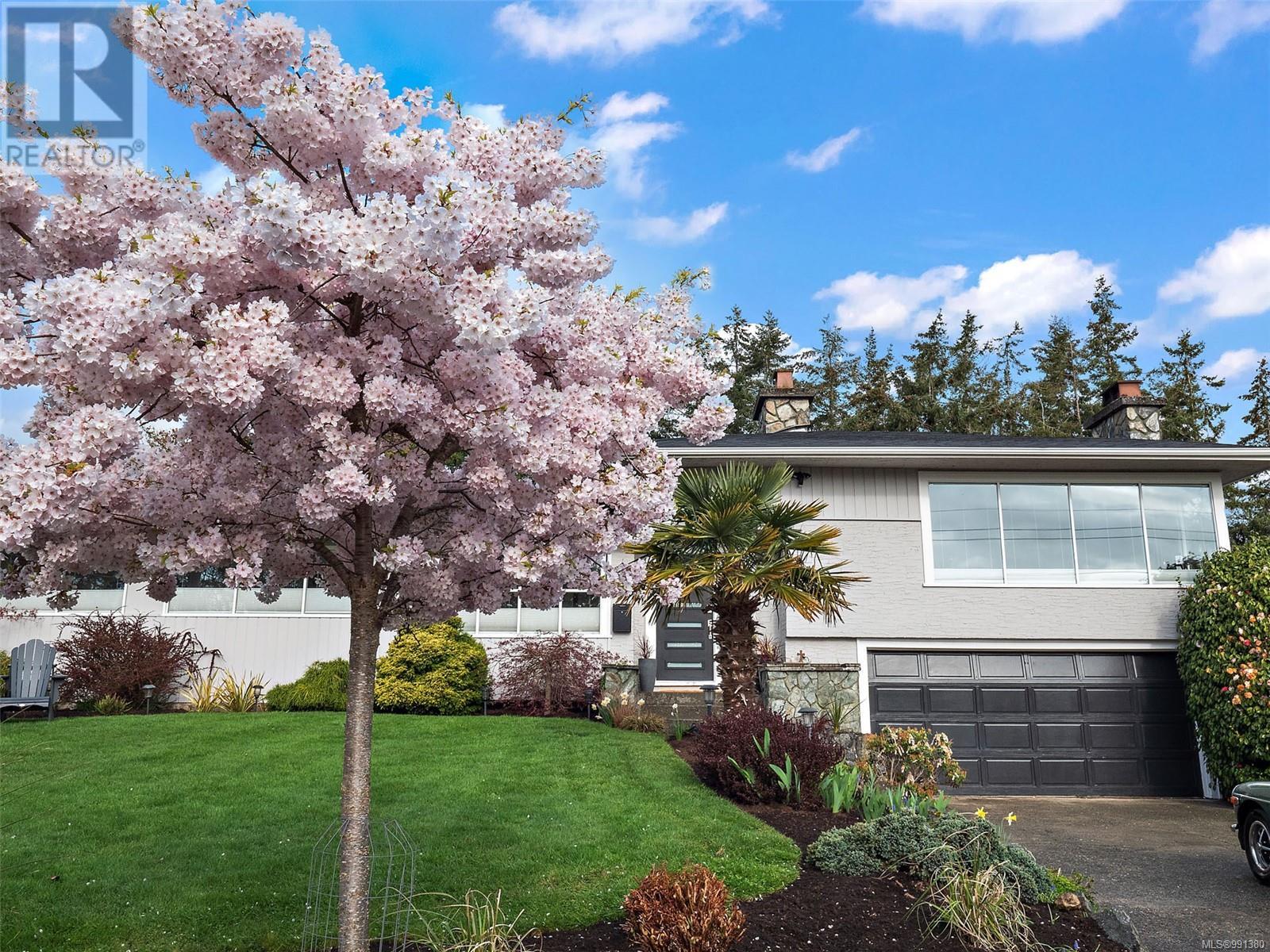 Photo 4 of 3640 Crestview Rd, Oak Bay BC