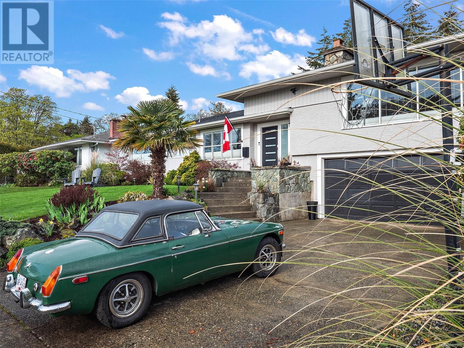 Photo 13 of 3640 Crestview Rd, Oak Bay BC