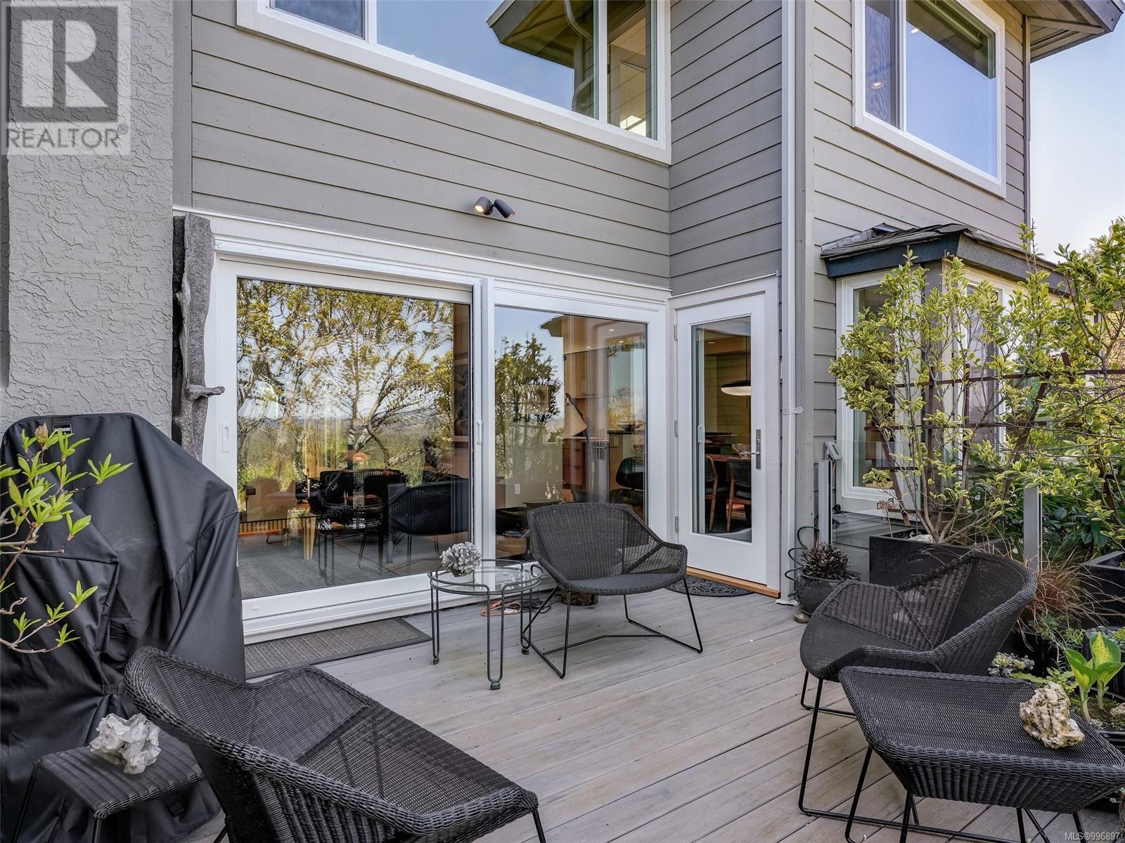 603 2829 Arbutus Road, Saanich