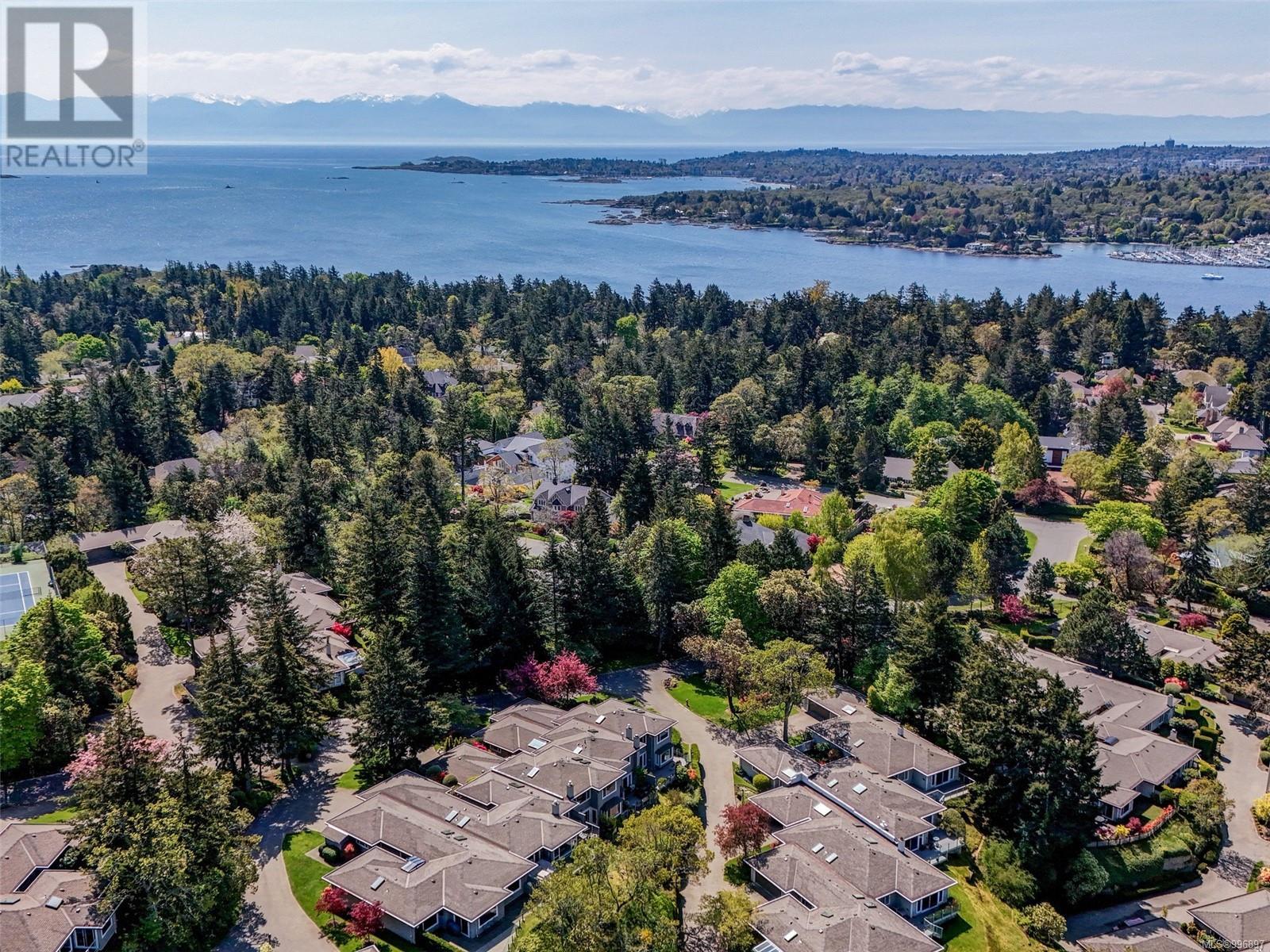 603 2829 Arbutus Road, Saanich