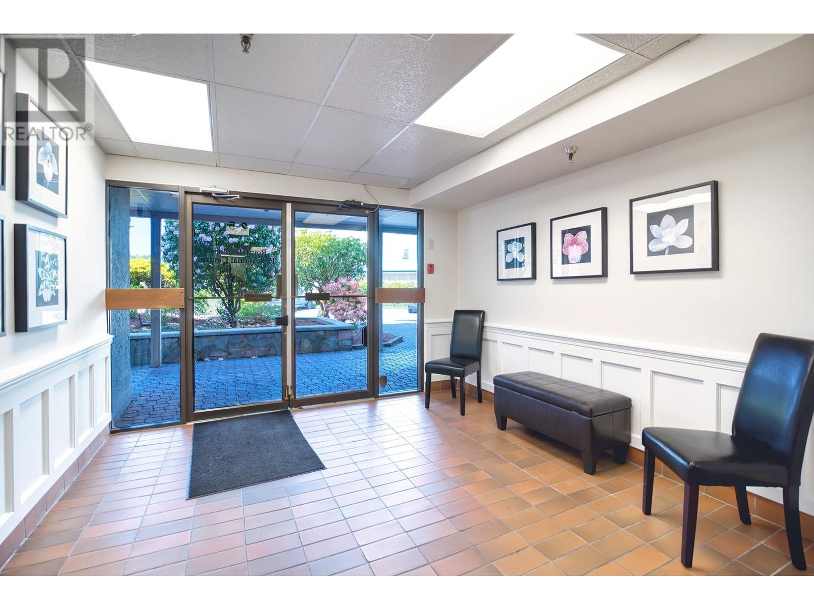 3 5477 WHARF AVENUE, Sechelt