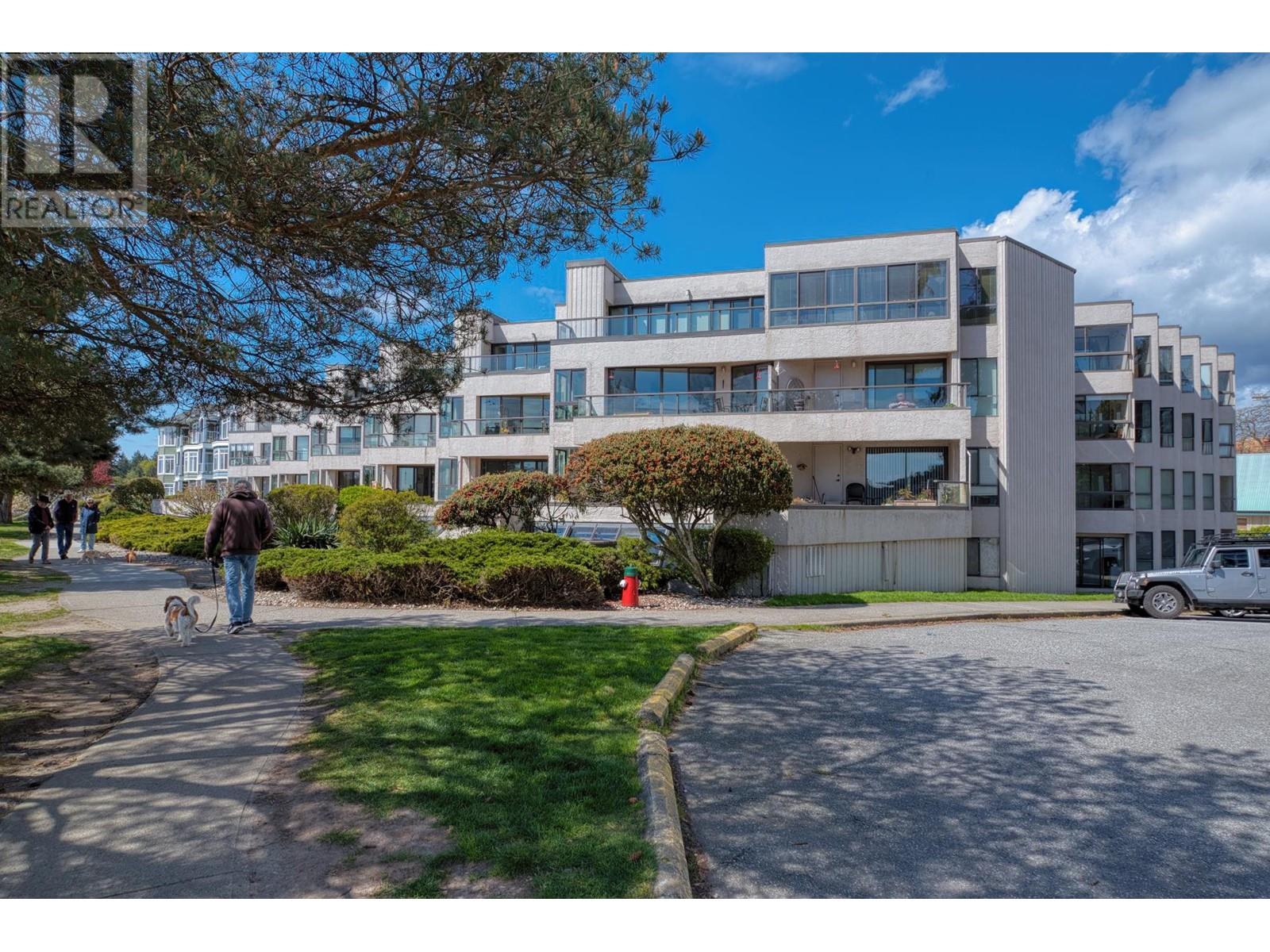 3 5477 WHARF AVENUE, Sechelt