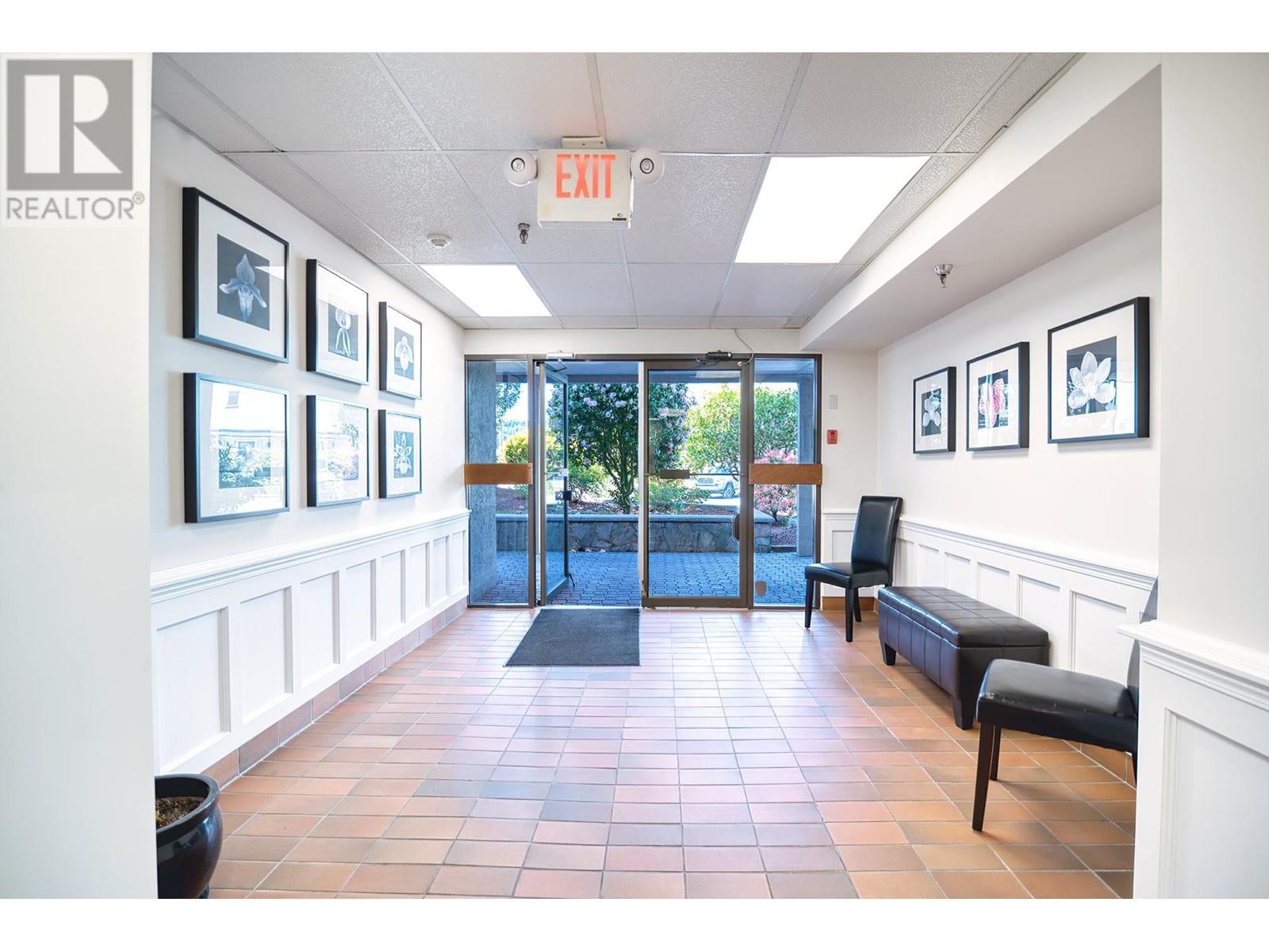 3 5477 WHARF AVENUE, Sechelt