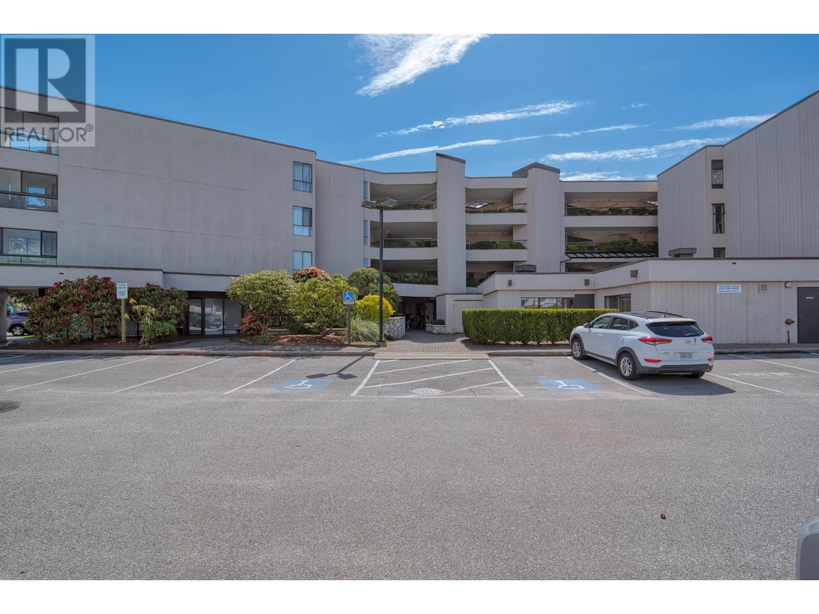 3 5477 WHARF AVENUE, Sechelt