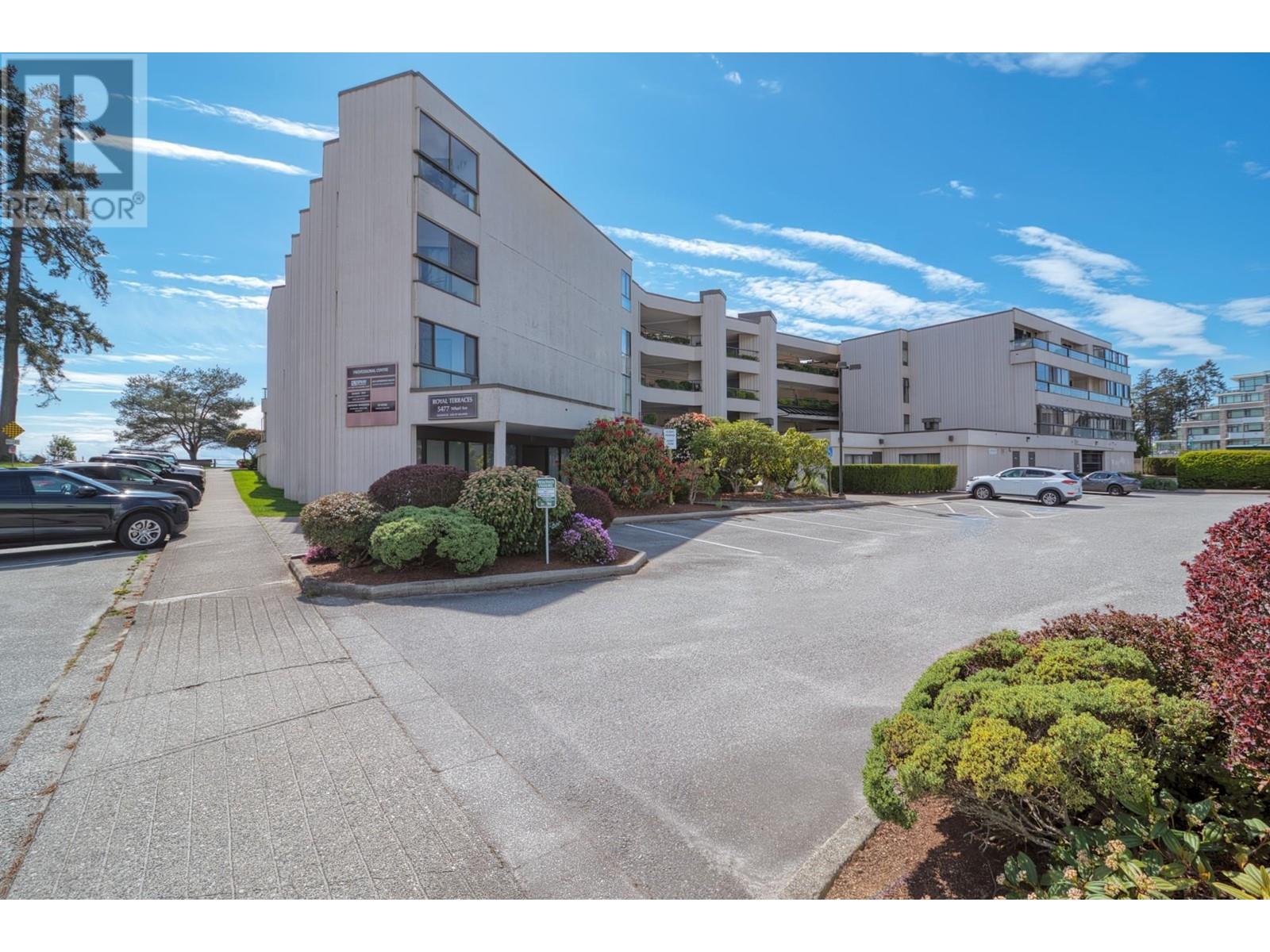 3 5477 WHARF AVENUE, Sechelt