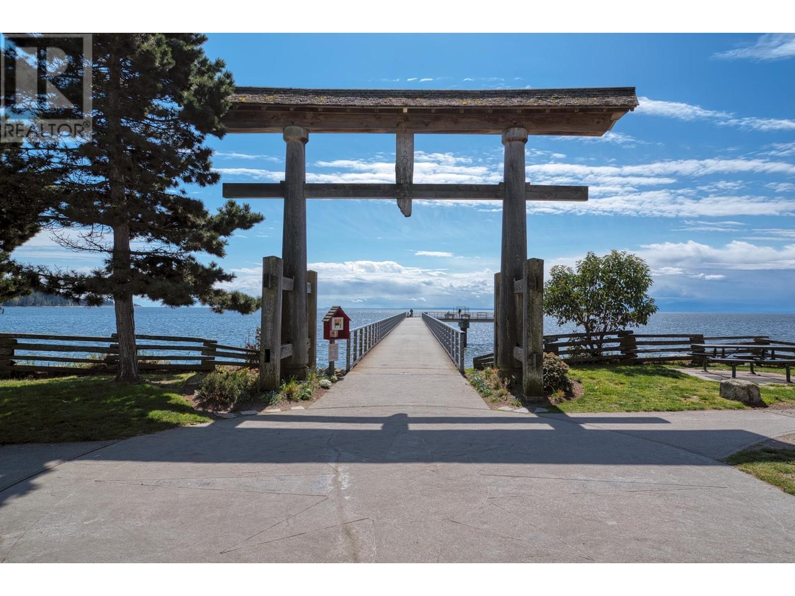 3 5477 WHARF AVENUE, Sechelt