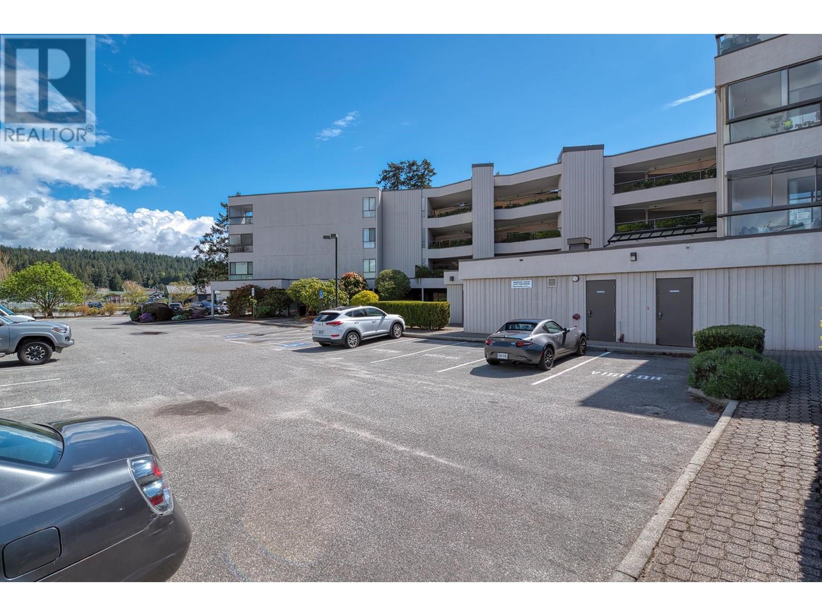 3 5477 WHARF AVENUE, Sechelt