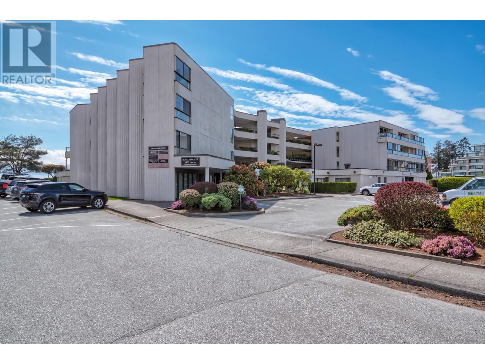 3 5477 WHARF AVENUE, Sechelt