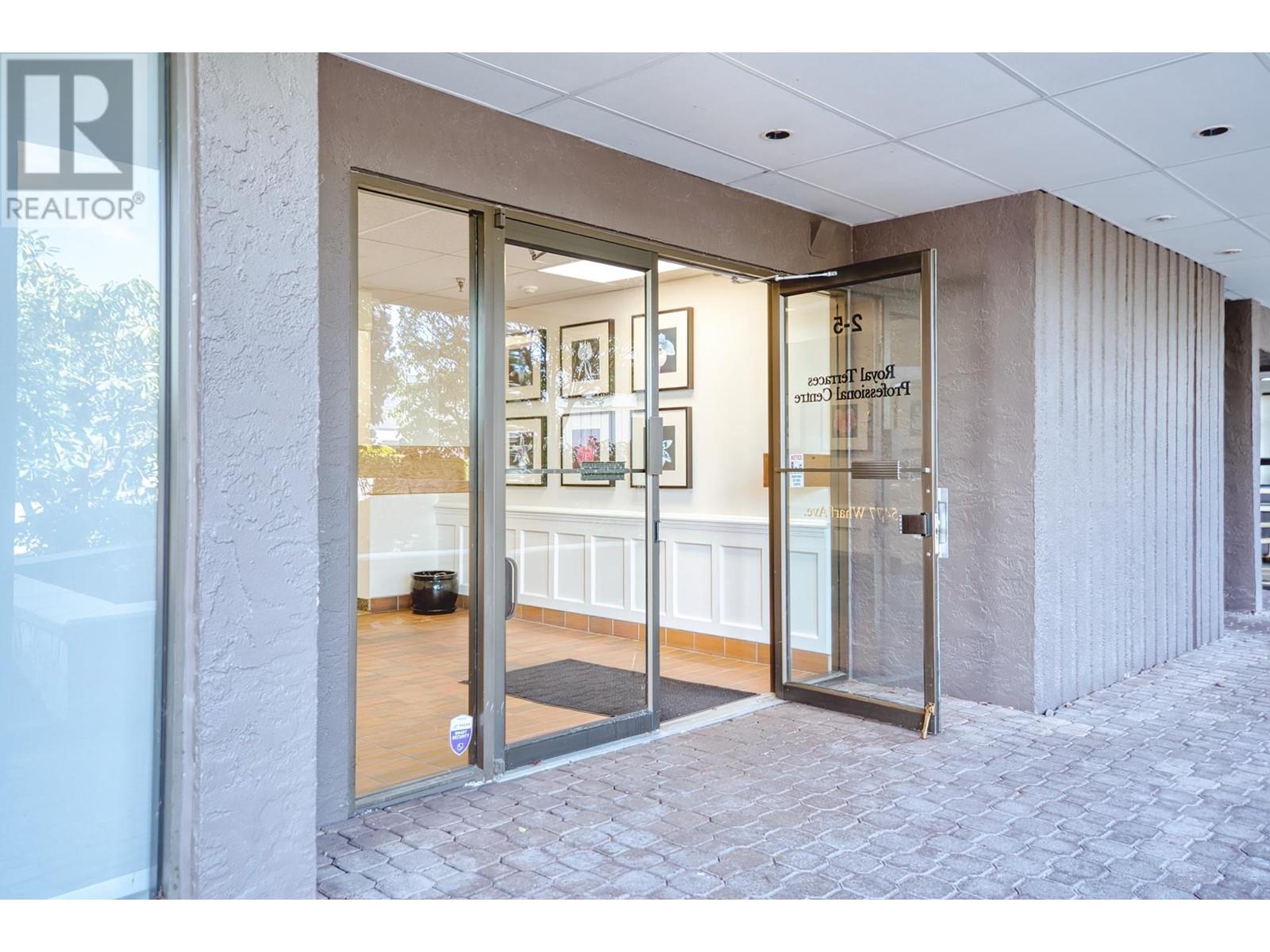 3 5477 WHARF AVENUE, Sechelt