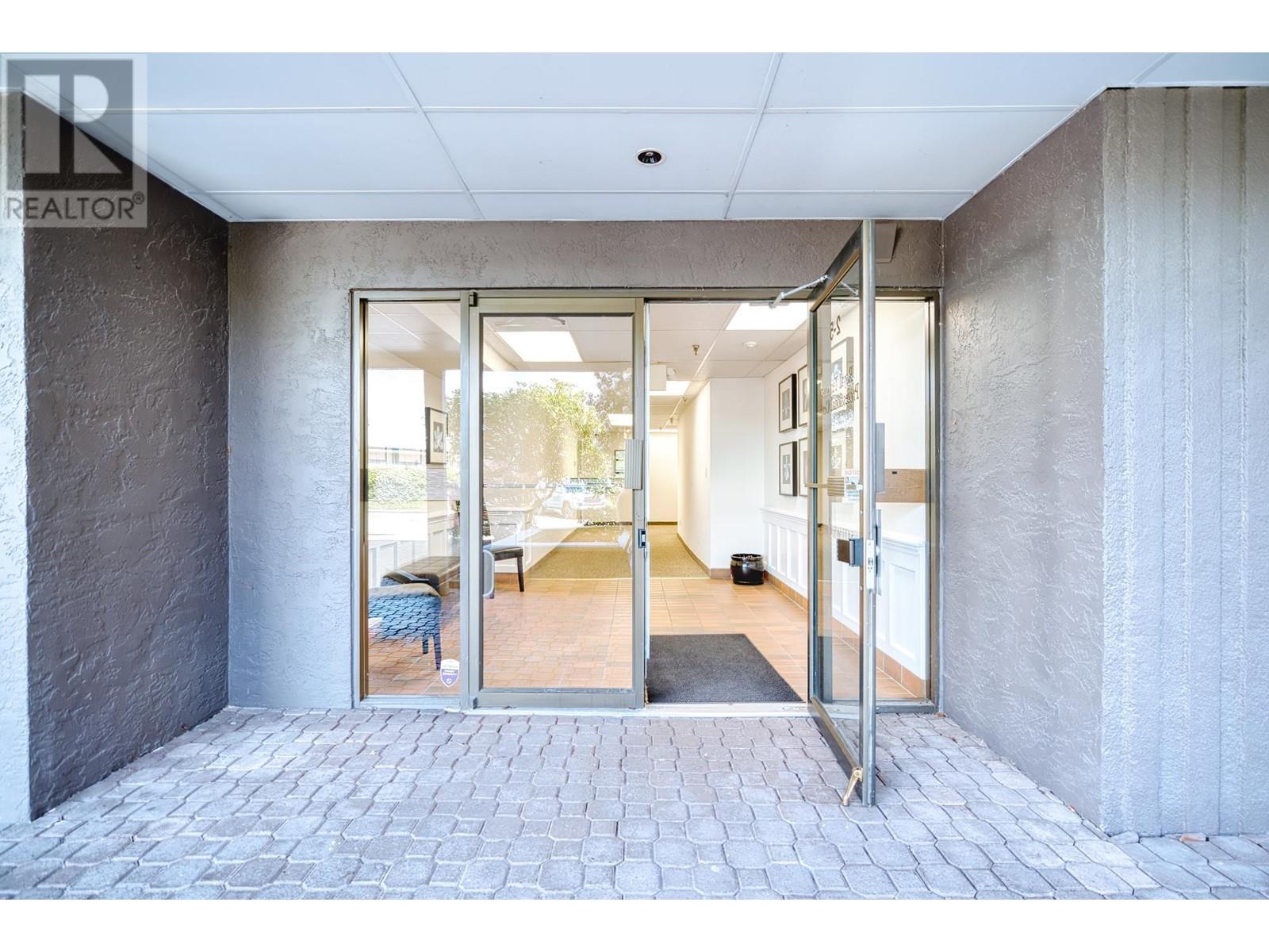 3 5477 WHARF AVENUE, Sechelt