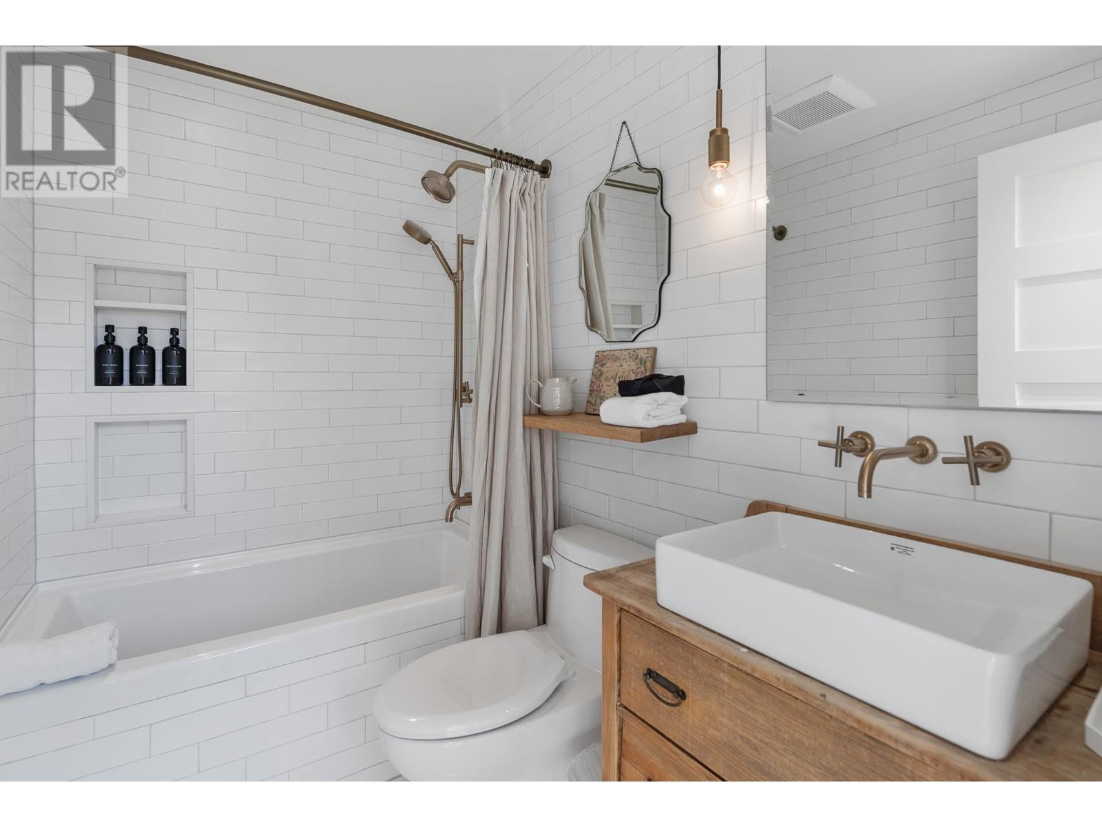 2 2221 GONDOLA WAY, Whistler