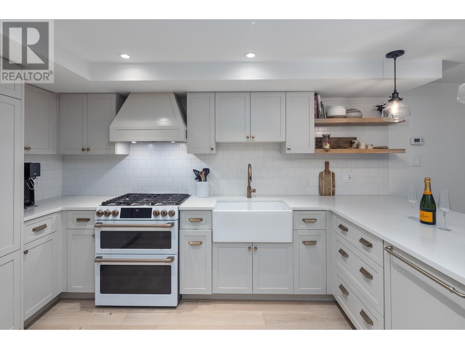 2 2221 GONDOLA WAY, Whistler