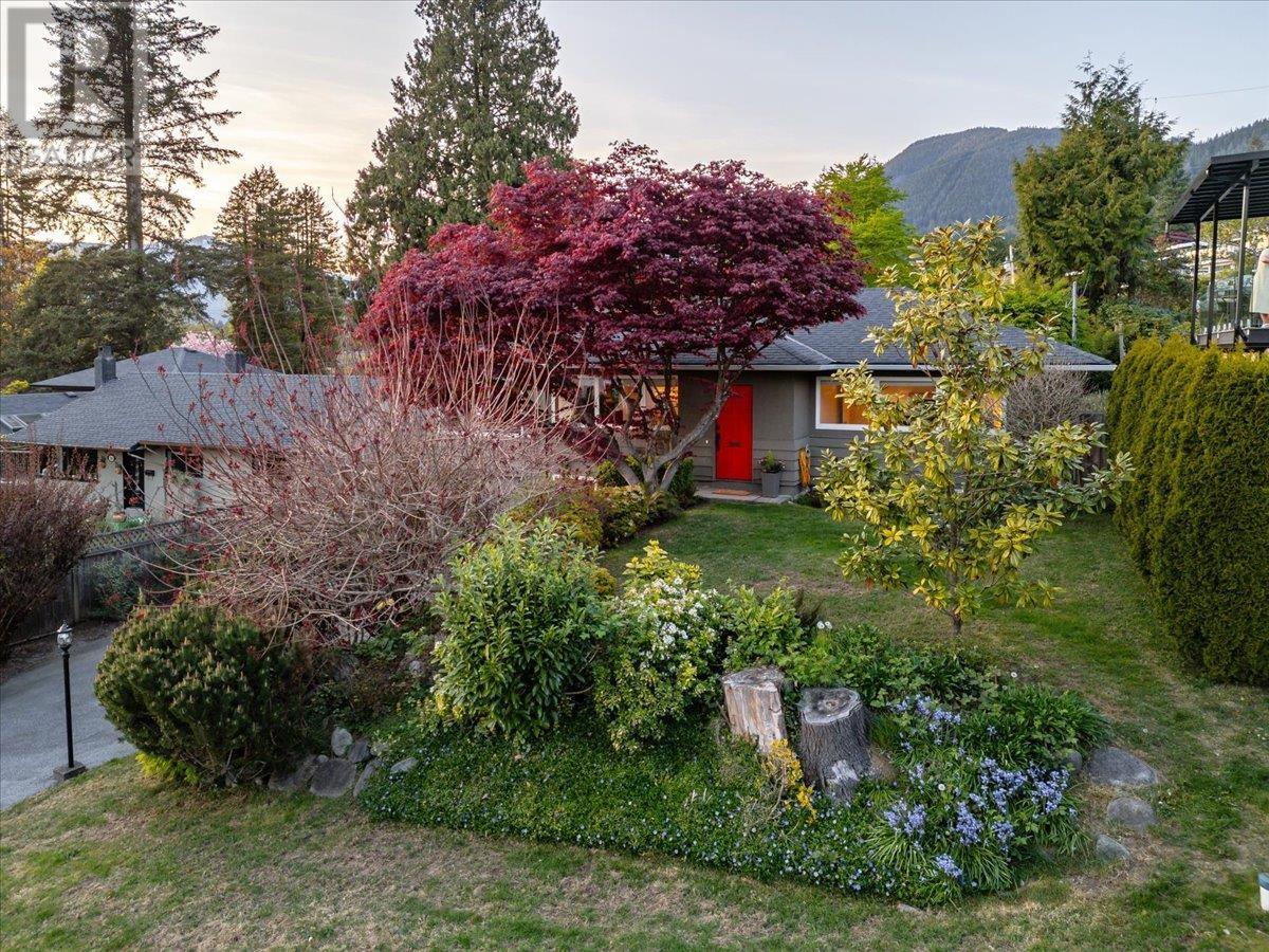 268 HOLYROOD ROAD, North Vancouver