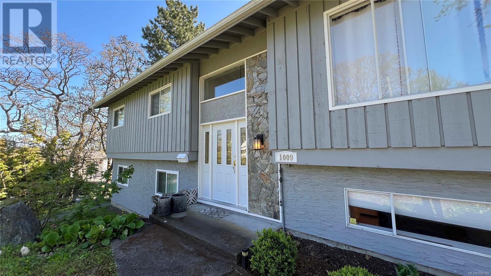  1009 Ridgeway Place, Saanich