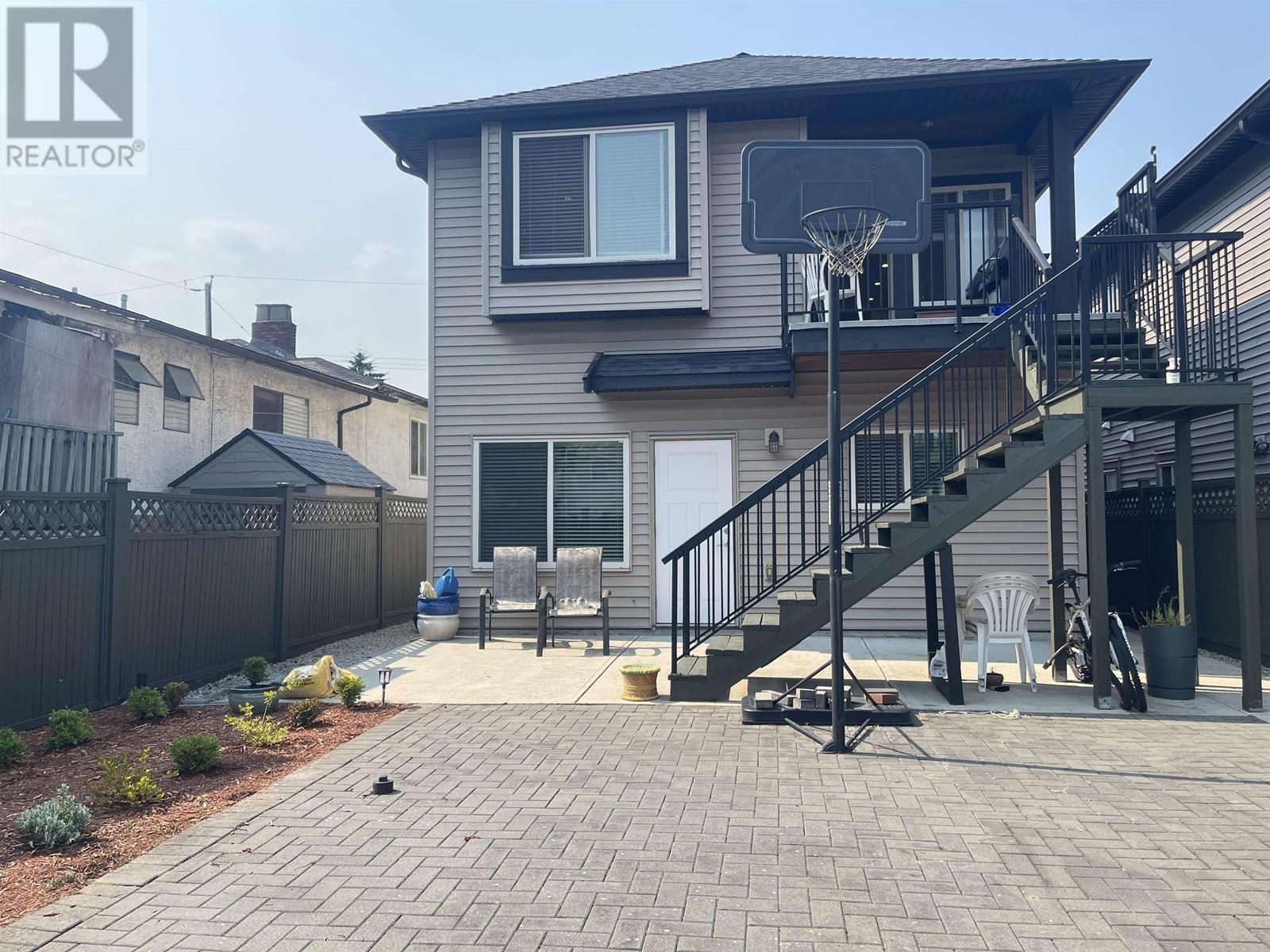Photo 2 of 7348 11 Th Avenue, Burnaby BC