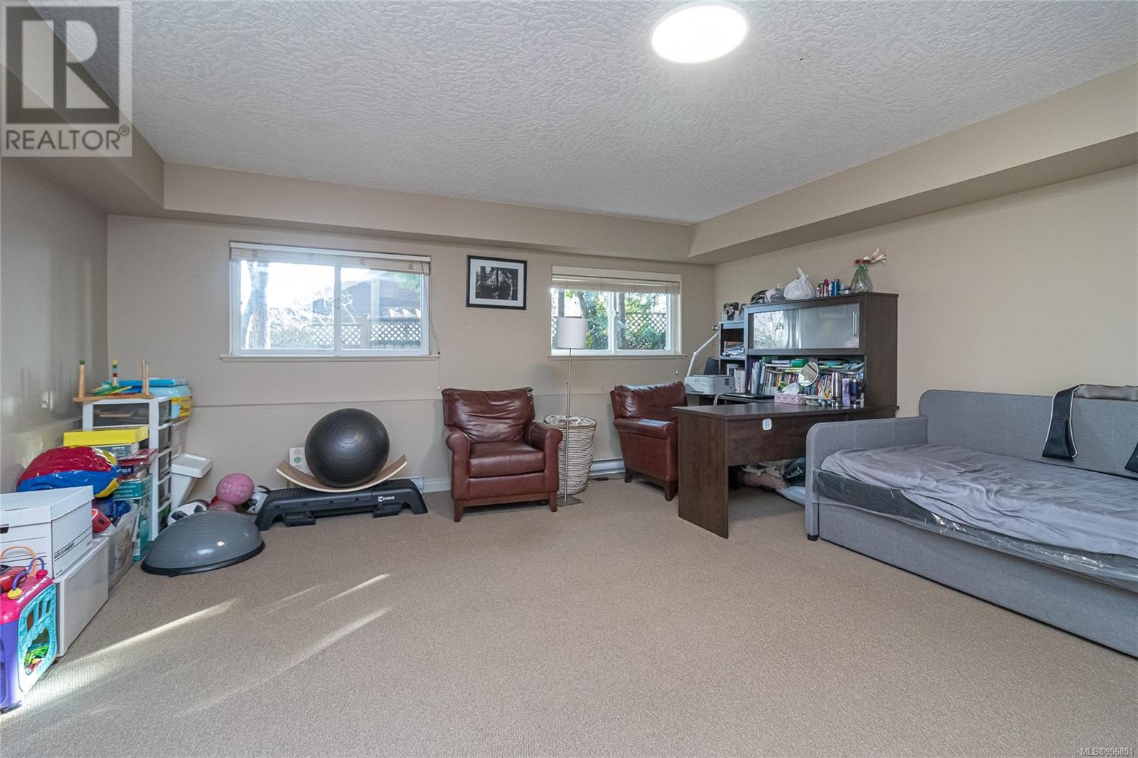 10 1405 Mallek Crescent, Victoria