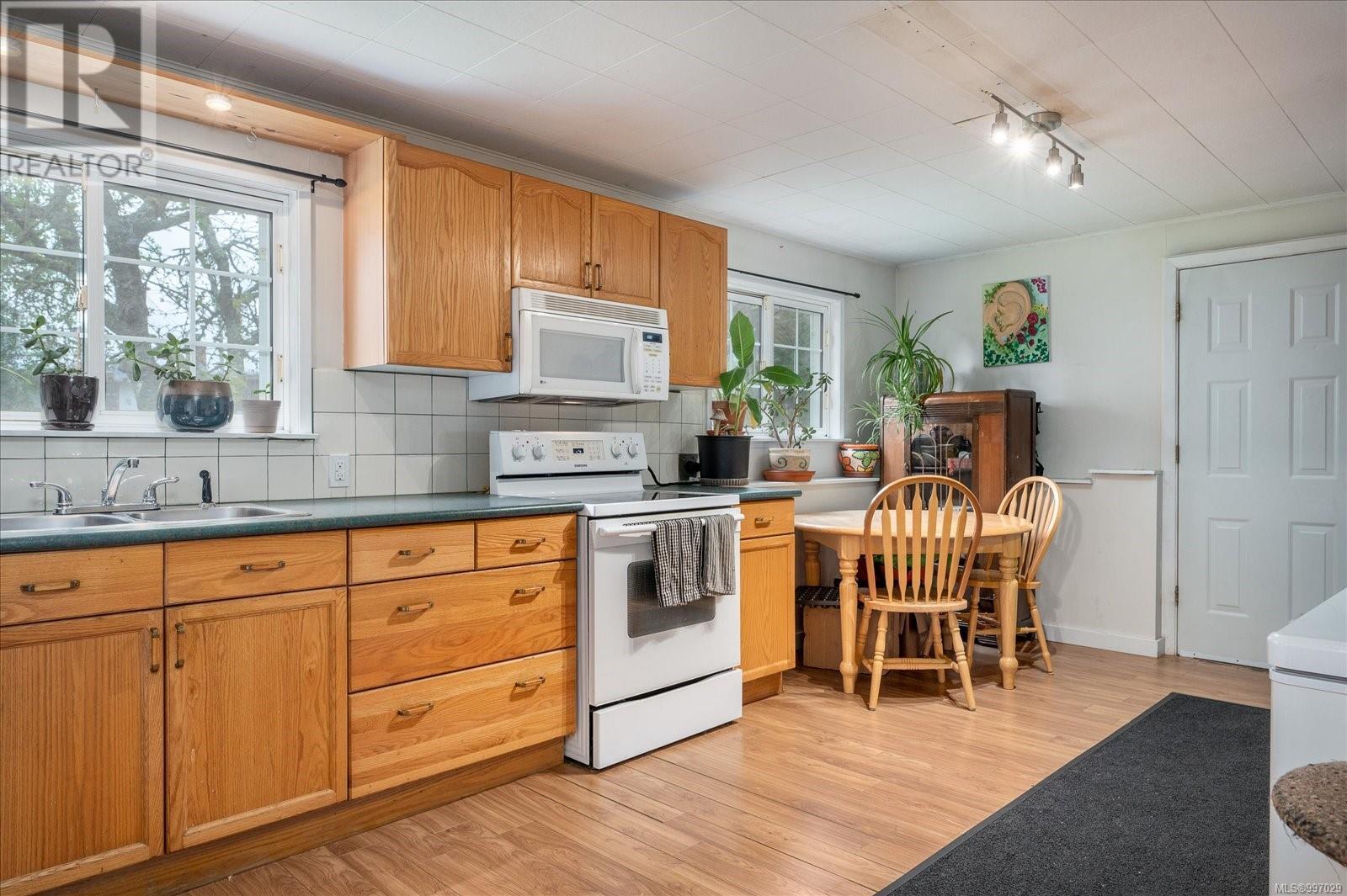 1925 Meredith Rd, Nanaimo
