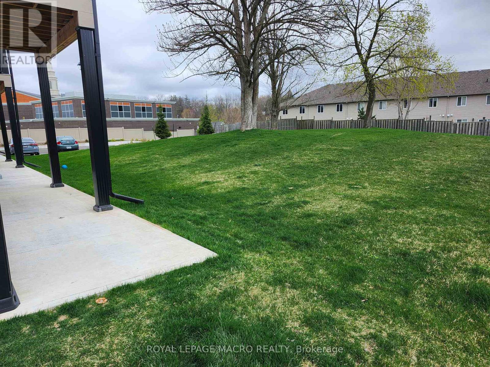 Photo 7 of 415 Water Street S, Cambridge ON
