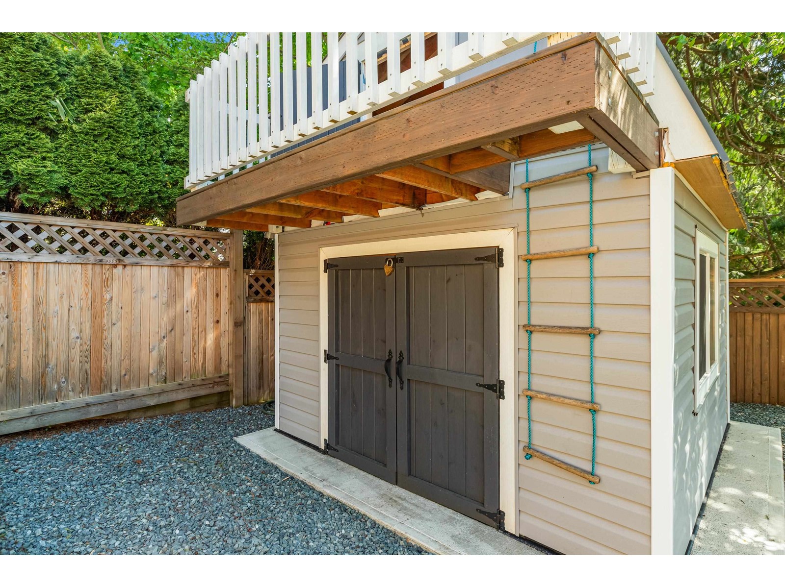 952 LEE STREET, White Rock