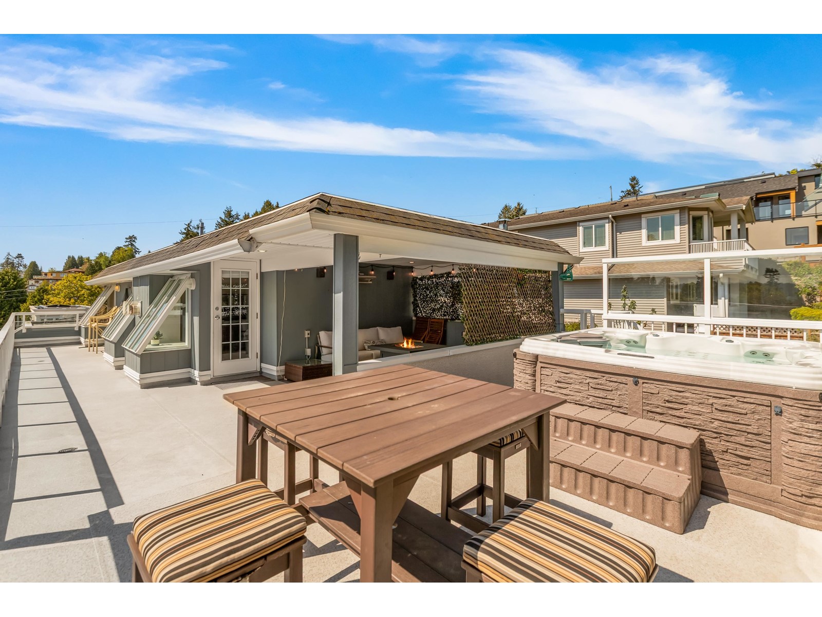 952 LEE STREET, White Rock